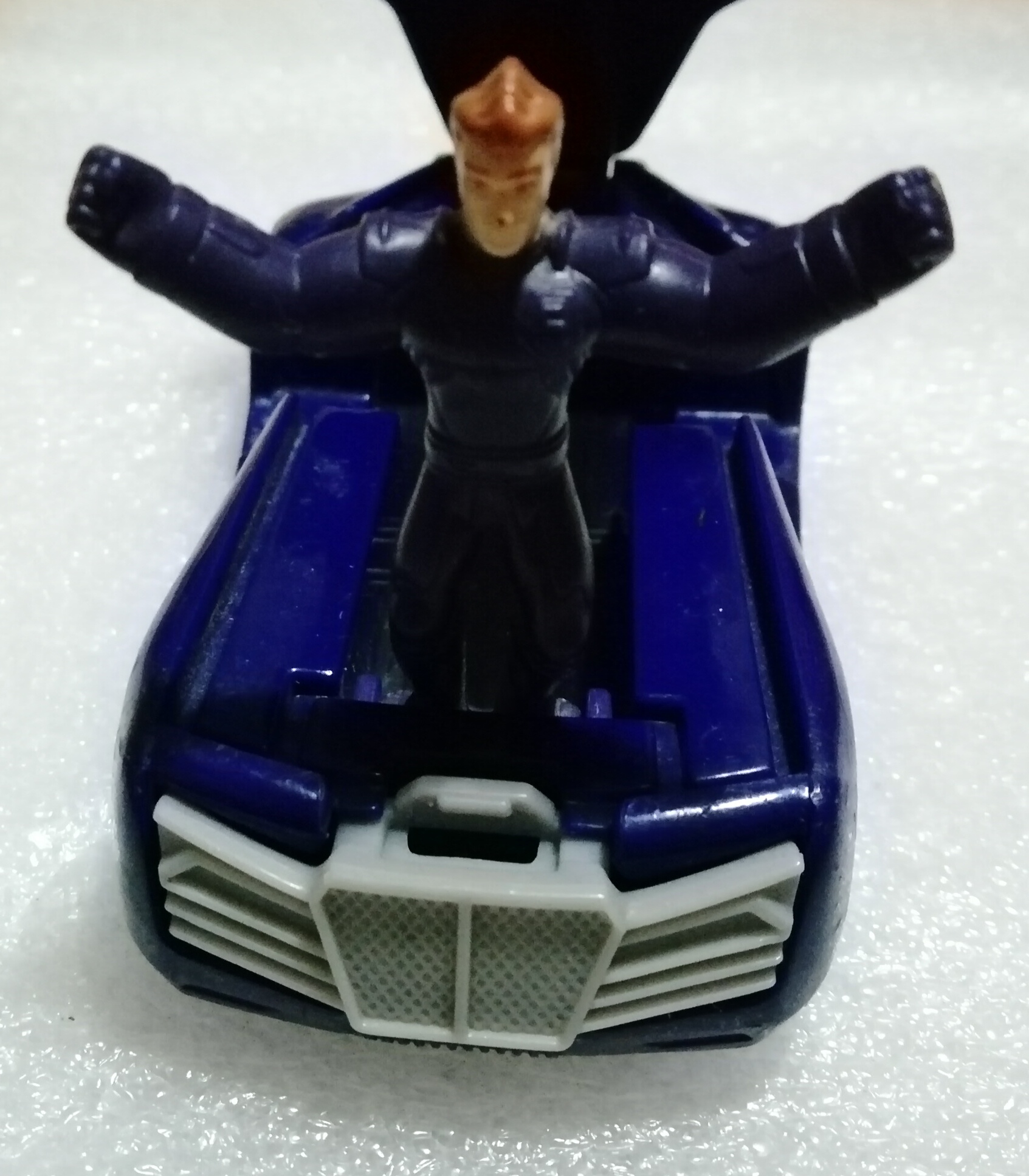 รถHot wheels พลาสติกสีน้ำเงิน-ดำ กดด้านหน้าฝากระโปรงเปิดออก มีคนยืนด้านใน ขนาด 4" ของสะสมจากแมคโดนัลด์เวียดนาม**โปรดตรวจสอบทุกภาพ