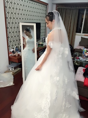 ชุดแต่งงาน คล้องคอ หางยาว เชือกผูกหลัง