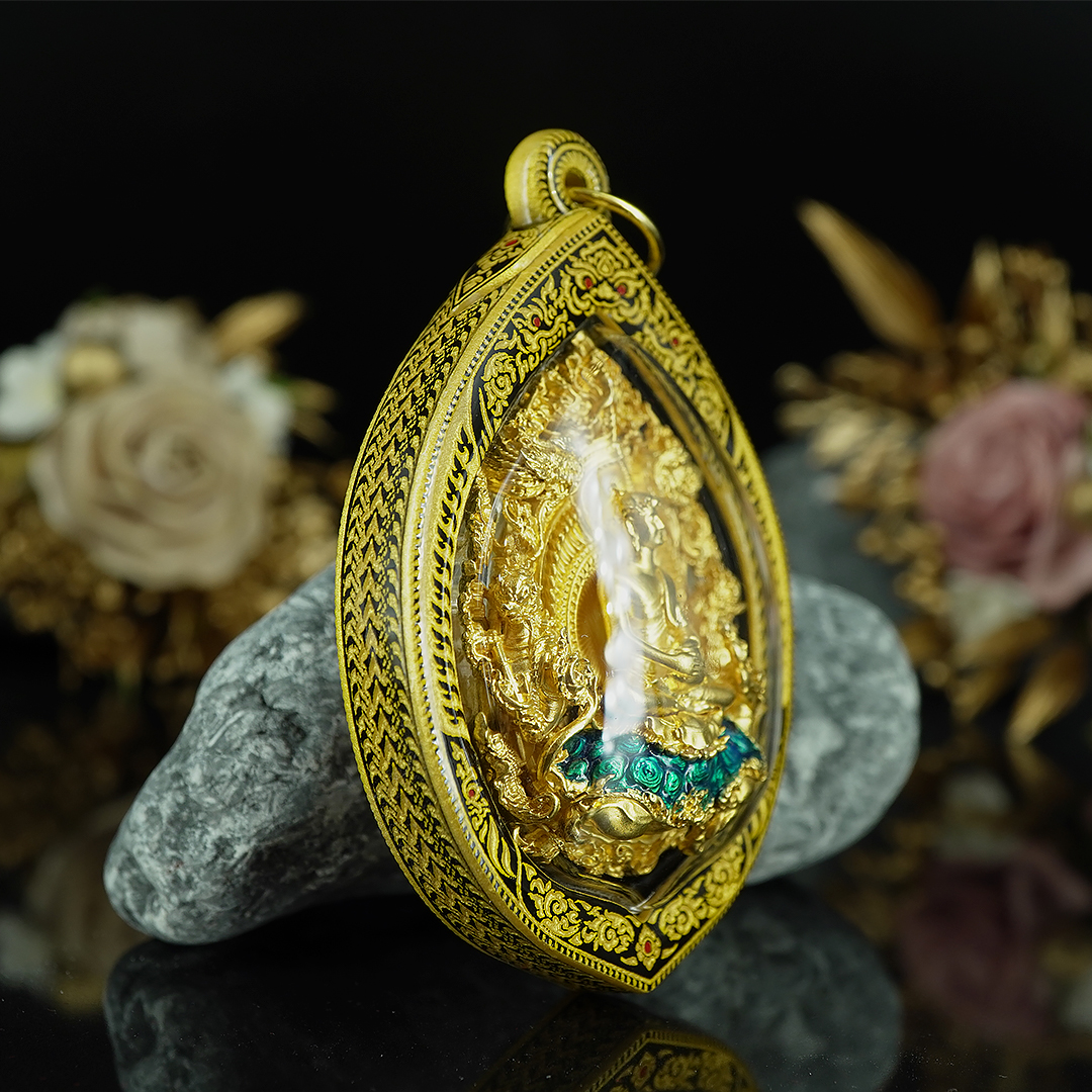 บริการเลี่ยมแบบมีลายขอบข้าง No.A สีทอง (แบบห้อยคอ ขนาดพระไม่เกิน 5 เซนติเมตร) ** ลูกค้าส่งงานมาเลี่ยมที่ร้าน ระยะเวลาเลี่ยมประมาณ 3-5 วัน ไม่รวมระยะเวลาจัดส่ง **