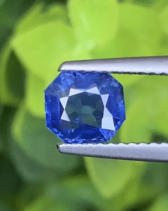 ไพลิน (Blue Sapphire) 1.21 กะรัต (Cts.) สีพิเศษ คอนฟลาวเวอร์ บลู (Cornflower Blue) พร้อมใบเซอร์ 2 ใบ พลอยแท้ อัญมณีมงคลประจําวันเกิด เครื่องประดับพลอย