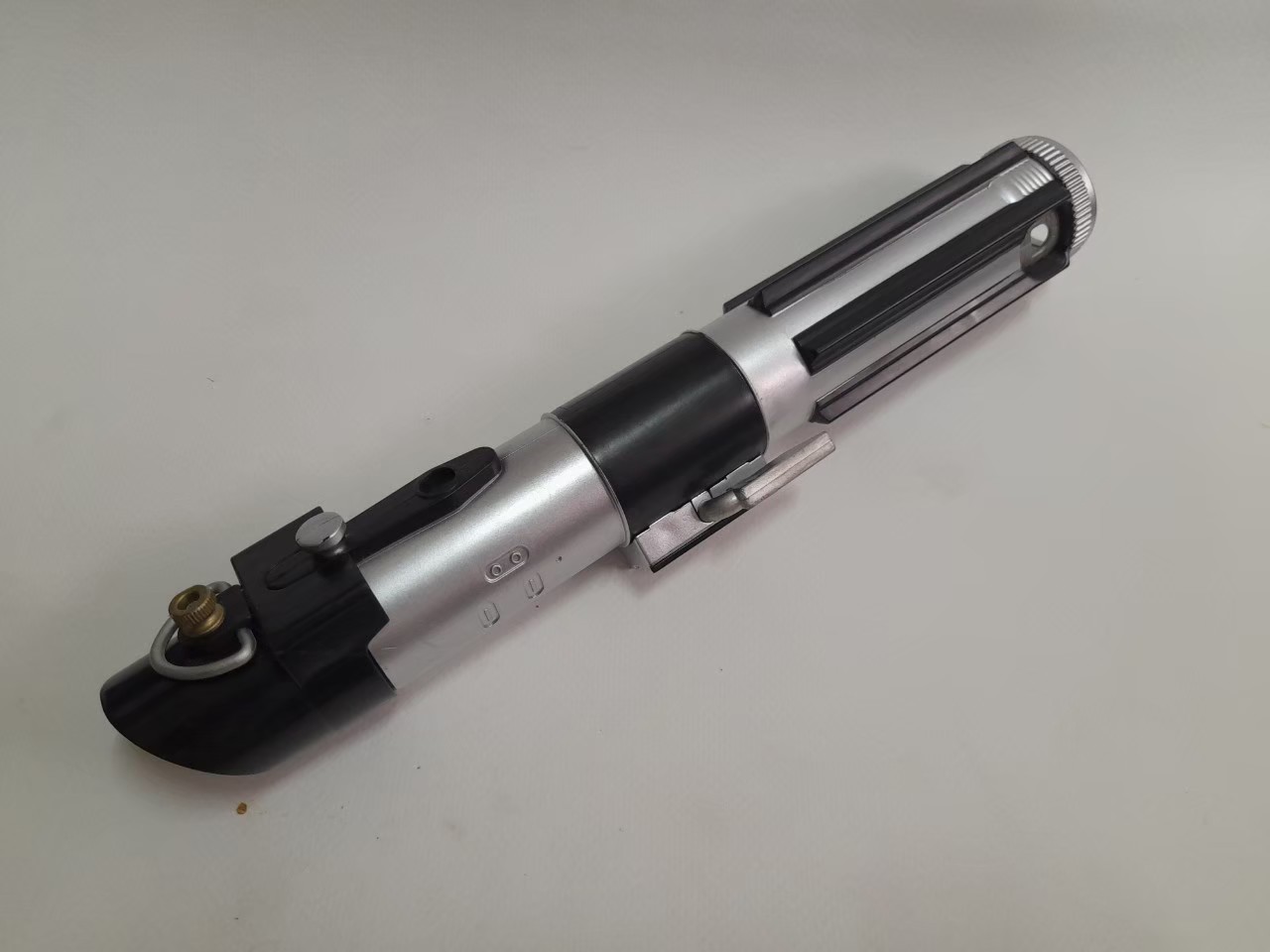 ดาบ ไลท์เซเบอร์ ของ ดาร์ธเวเดอร์ สีแดง ดาบยืดหดได้ มือสองสภาพดีมีรอยบ้าง ขนาดตามรูป