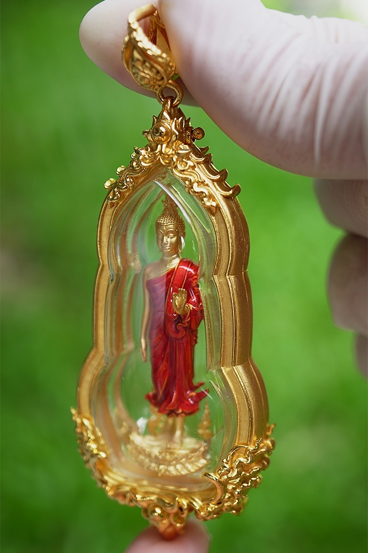 พระพุทธศิริสุขมั่นคงทรัพย์พร้อมเลี่ยมกรอบ รหัส 2 เนื้อบรอนซ์นอกชุบทองลงยาจีวร