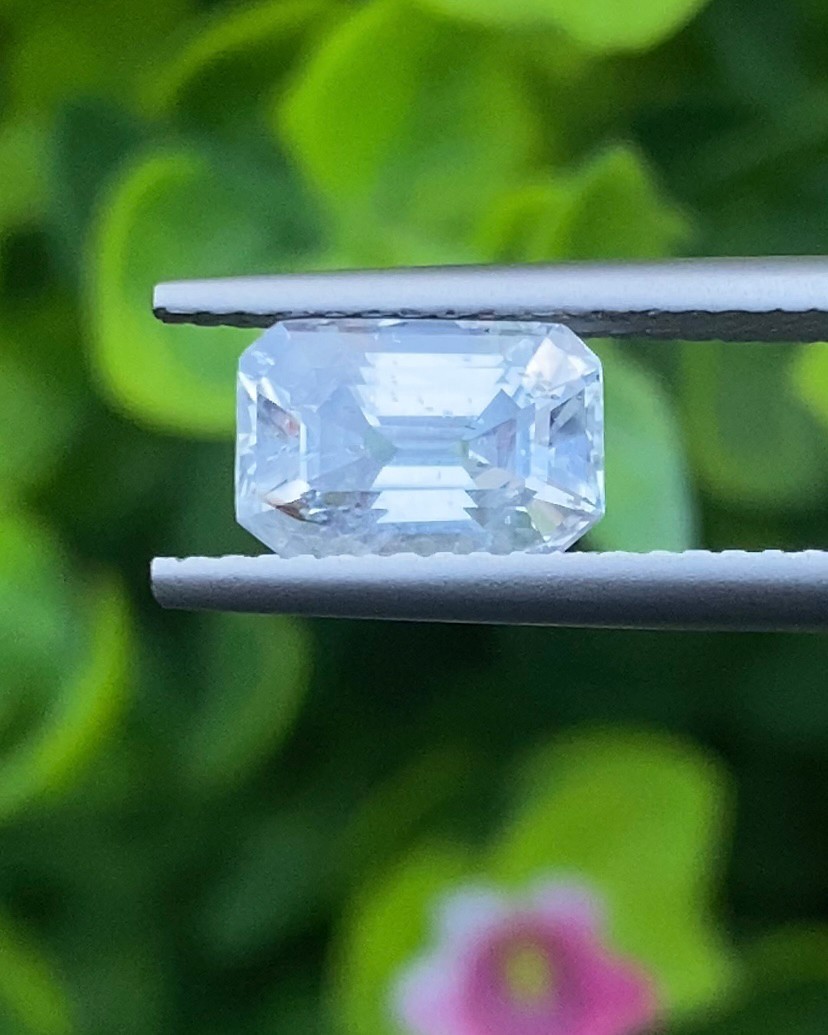 พลอย ขาว ไวท์ แซฟไฟร์ White Sapphire 2.12 กะรัต (Cts.) พลอยแท้ อัญมณีมงคลประจําวันเกิด เครื่องประดับพลอย