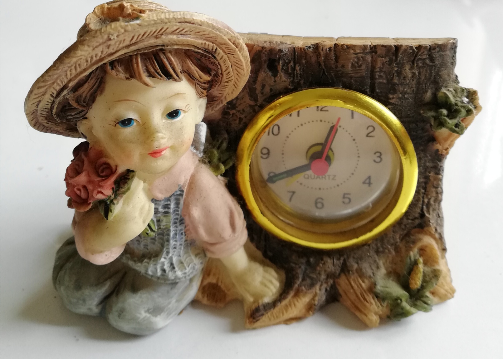 นาฬิกาปลุก รูปตุ๊กตาน่ารักพร้อมขอนไม้นาฬิกา ทำงานปกติ เครื่องนาฬิกาด้านหลังเคลื่อนได้เล็กน้อย ฝาถ่านเปลือย, Cutie Little Girl with a Log Vlock, work properly