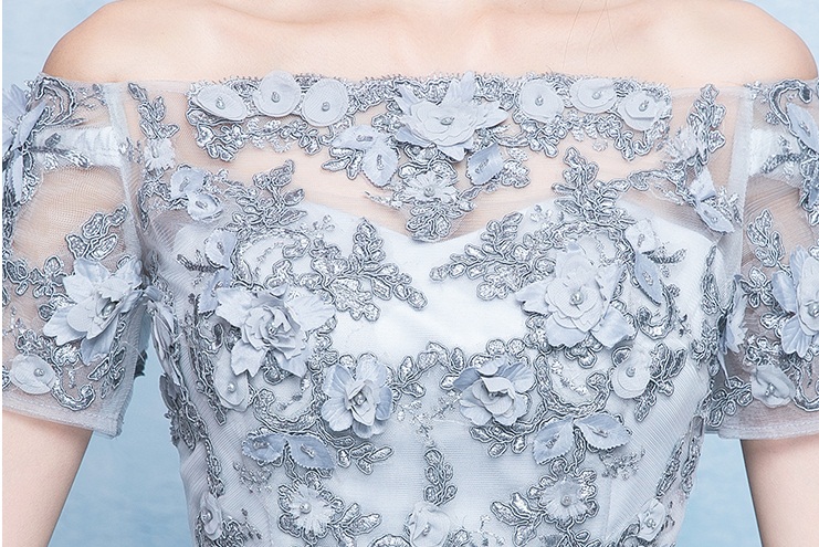 Pre-order ชุดราตรียาวสีเทาแบบไหล่ปาด แต่งลูกไม้ กระโปรงตาข่ายเชือกผูกหลัง