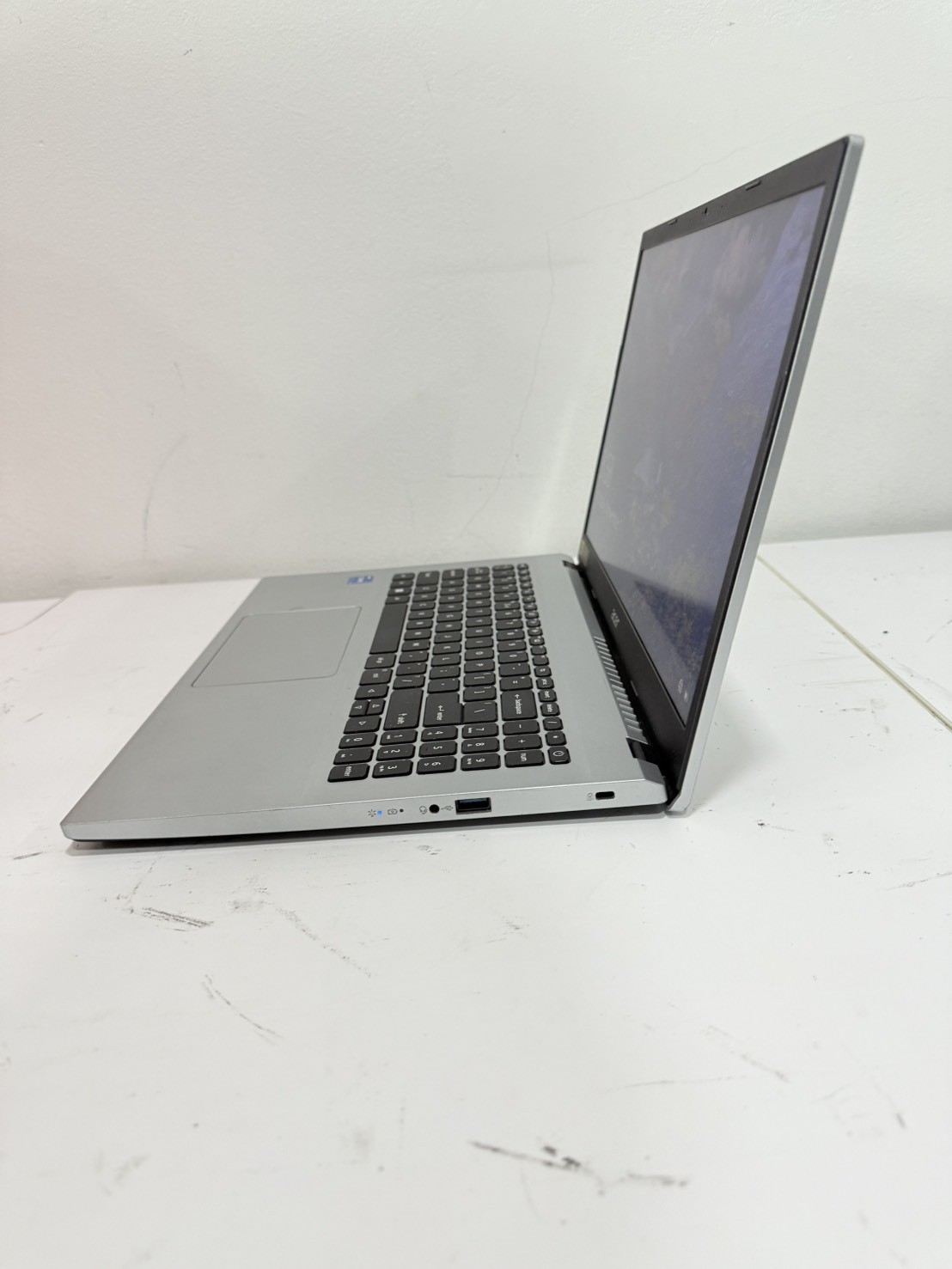 Notebook Acer Aspire 3 N20Q1(i7-1255U/8GB/M.2 512GB/MX550 2GB) + Adapter สุขภาพแบต 83.2% จอมีรอยคียืบอร์ด บางๆ