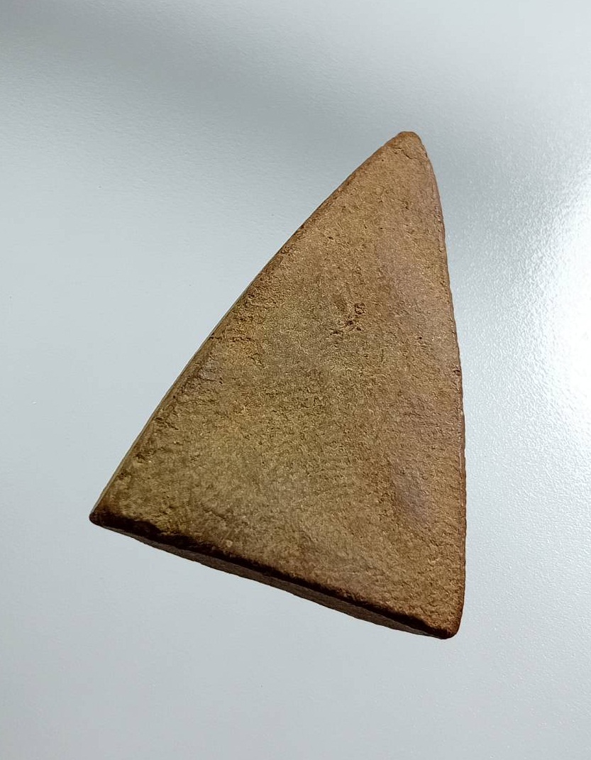 ผ3472 พระพุทธรัศมี พิมพ์สามเหลี่ยม เนื้อดิน ไม่ทราบที่