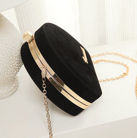 Evening Clutch กระเป๋าออกงาน กำมะหยี่ สีดำ ใส่ของได้เยอะ ทรงเก๋ มาพร้อมสายสะพายยาว