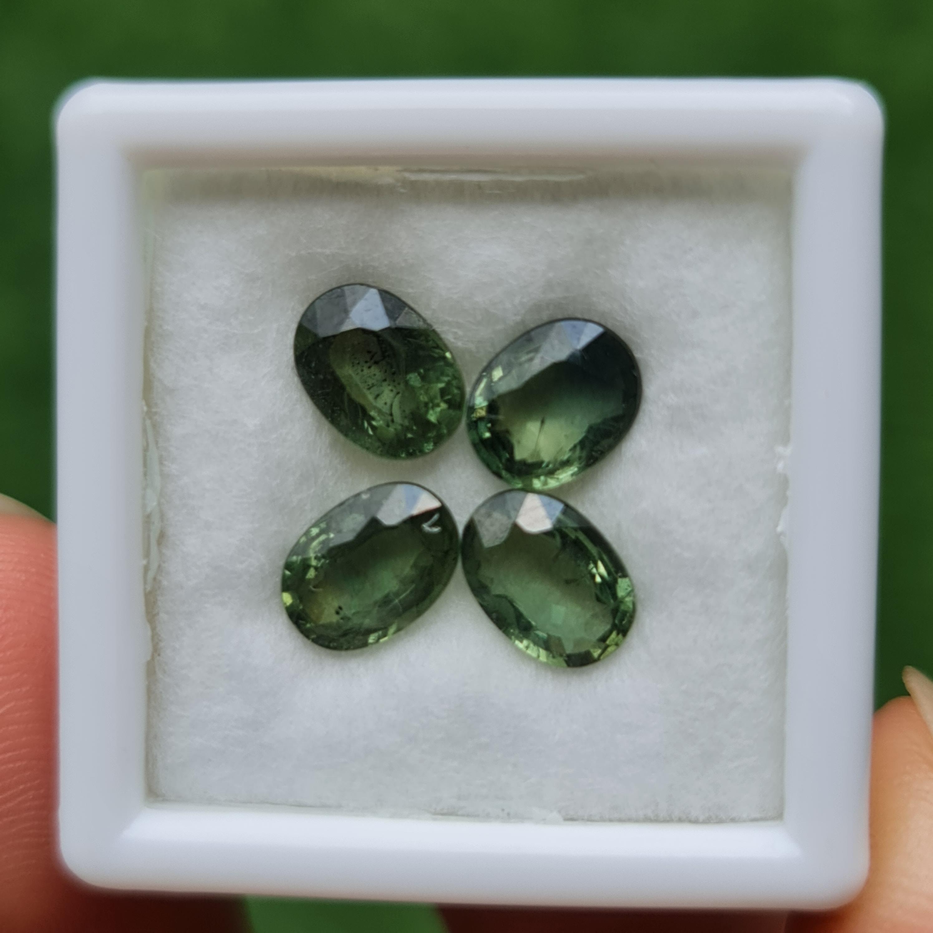 พลอย เขียวส่อง Green Sapphire 3.86 กะรัต (Cts.) 4 เม็ด (Pcs.) พลอยแท้ อัญมณีมงคลประจําวันเกิด เครื่องประดับพลอย