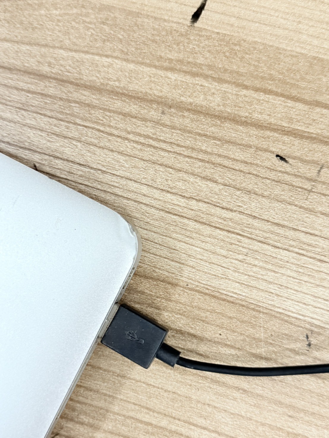 Macbook Air 13" Early 2015(i5-5250U/4GB/SSD 128GB)+Adapter จอไม่ดี ตามรูป มุม เครื่องบุบ