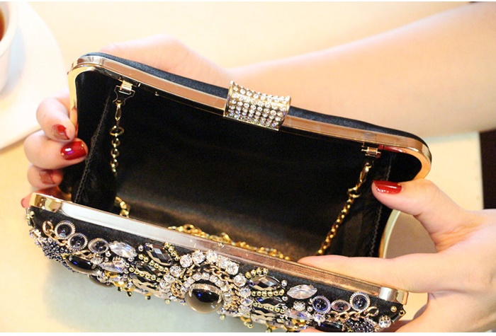 พร้อมส่ง Evening Clutch กระเป๋าออกงาน สีดำ แต่งเลื่อม และมุก สุดหรู พร้อมสายโซ่สะพายสั้น/ยาว ทรงสี่เหลี่ยม สำเนา