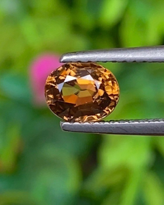 พลอย เพทาย (Zircon) 1.37 กะรัต (Cts.) พลอยแท้ อัญมณีมงคลประจําวันเกิด เครื่องประดับพลอย