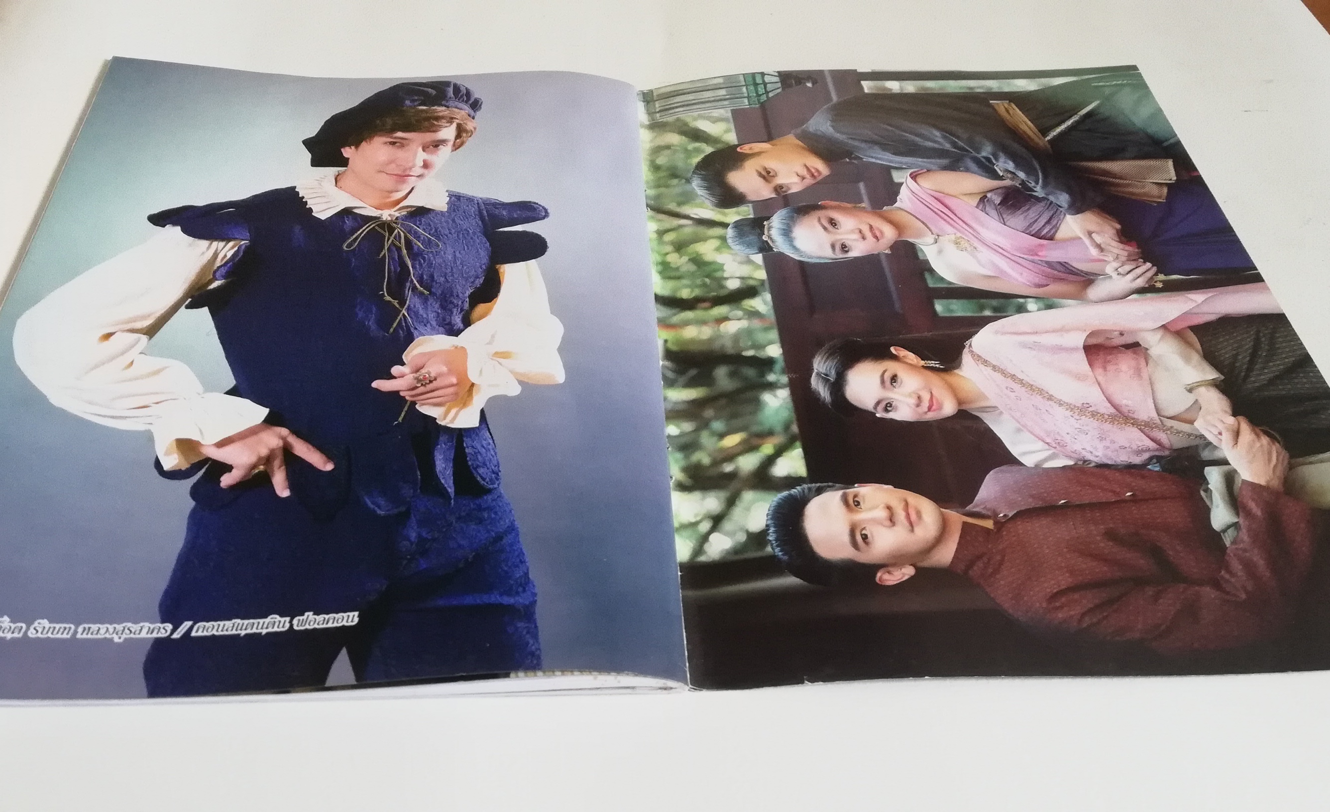 นิตยสารเก่าจากสยามดารา ละครทีวี บุพเพสันนิวาสฟีเวอร์ (1) สุดฟิน ช็อตเด็ด ซีนหวาน ทะลุมิติเรื่องจริงแผ่นดินพระนารายณ์ ภูมิทัศน์กรุงศรีอยุทธยา โอ่อ่าสง่างามเกินบรรยาย ต้องไม่พลาดมนต์ขลัแหล่งท่องเที่ยว ตามรอยบุพเพสันนิวาส