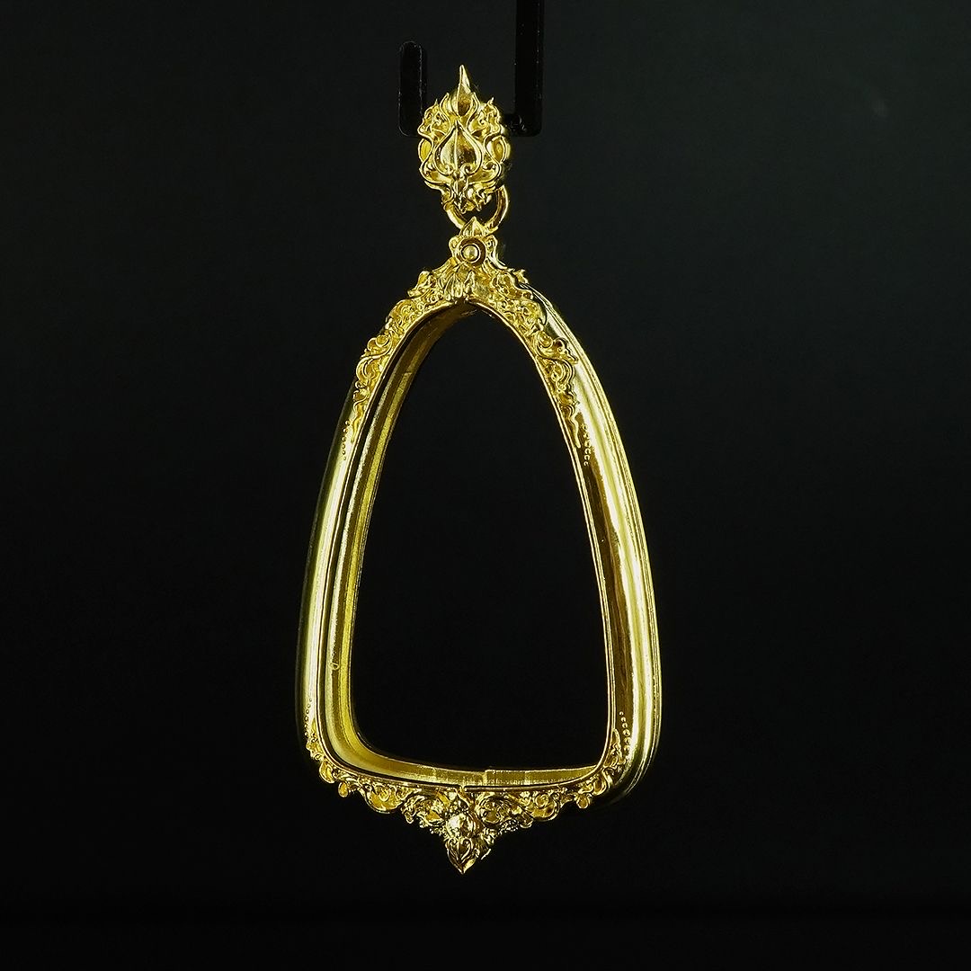 (แบบที่23.3) กรอบเนื้อทองเทวฤทธิ์ชุบทอง สำหรับองค์พระขนาด ความสูง 3.8 เซนติเมตร ความกว้าง 2.4 เซนติเมตร