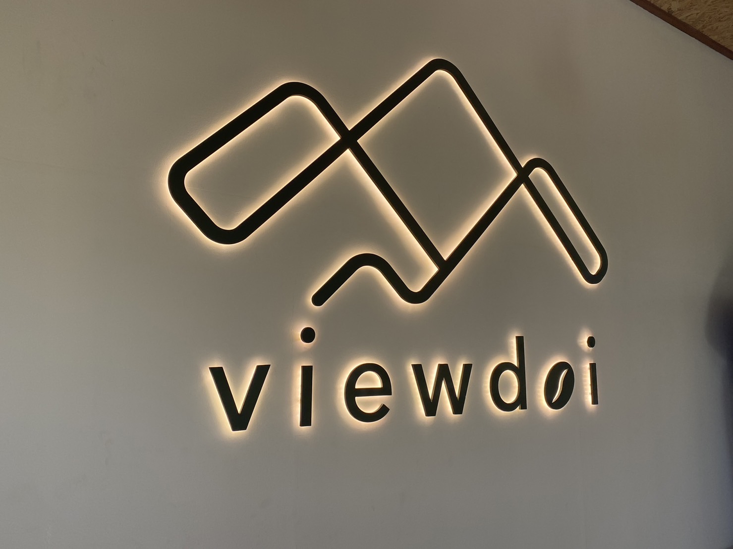 #ป้ายพาสวู๊ดทำสีเขียวไฟออกหลัง