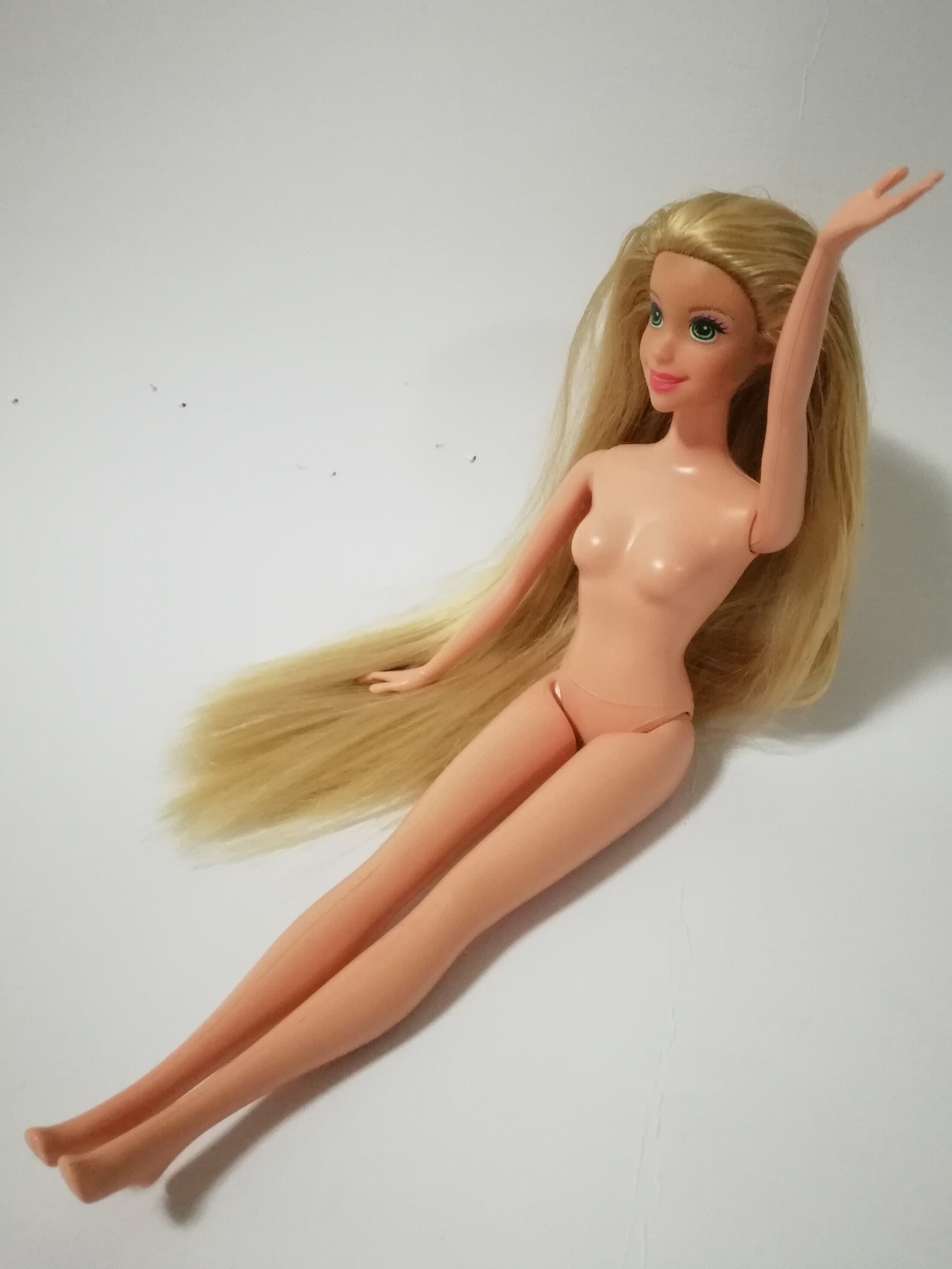 ตุ๊กตาบาร์บี้ เจ้าหญิงราพันเซล แถมชุด**แขนหลวมบ้าง Princess Rapunzel จากดิสนีย์ ปริ๊นเซส Disney Princess หน้าสวย ผมทองยาวสลวย รุ่นขาแข็ง หักงอไม่ได้ ของแท้แมทเทบปี 2012 Made in Indonesia, **ปลายผมมีตำหนิเล็กน้อยตามภาพ