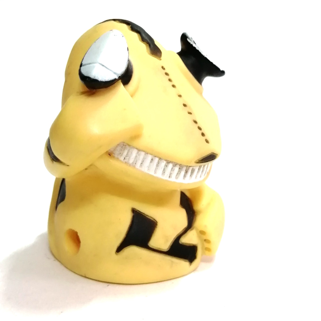 ซอฟสวมนิ้วขนาดใหญ่ สูง3นิ้ว สัตว์ประหลาดเอเรคิงส์ สีเหลืองครีม ของ บ.ซึบุราย่าไชโย งานคนไทย 20 กว่าปีมาแล้ว หายาก สภาพดี