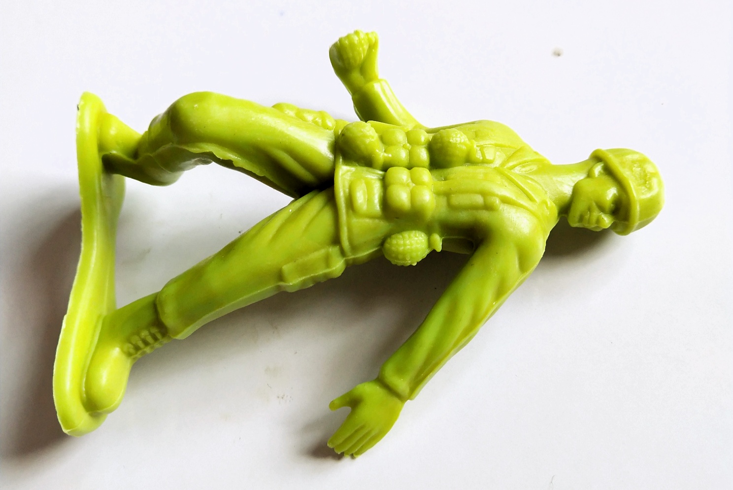 ของสะสม โมเดลพลาสติก ตุ๊กตาทหารยืนทำท่าปาระเบิด สีเขียวอ่อน จาก Greenerier International Inc.