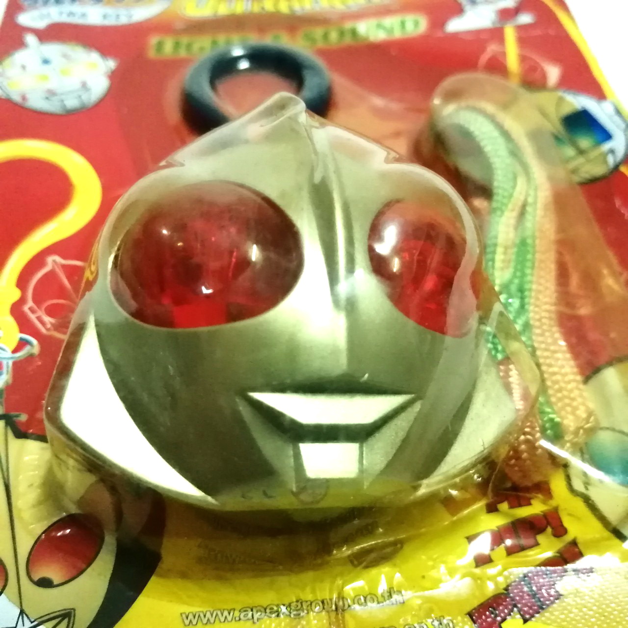 พวงกุญแจ เอเพคทอย Apex Toys Key Chain มีไฟมีเสียง หน้าดาร์คอุลตร้าแมน Dark Ultraman ของเก็บในแพค ไม่เคยแกะ แพคมีรอยและงอตามขอบมุม ขายตามสภาพงานเก่า