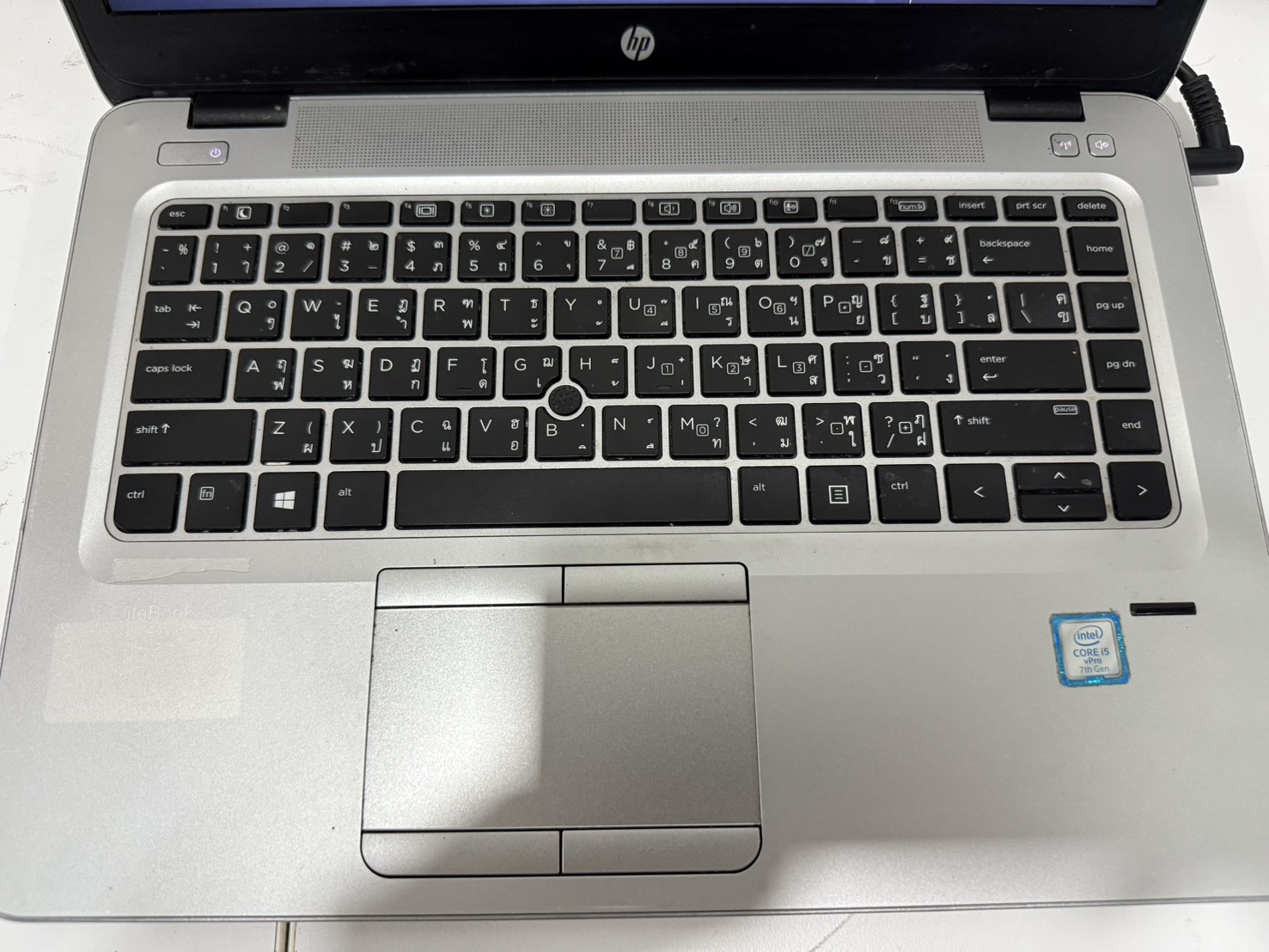 Notebook HP EliteBook 840 G4 (i5-7300U/8GB/M.2 256GB) ไม่มี Adapter แบตเสื่อม จอเป้นเส้น ฝามีคราบกาวเล็กน้อย