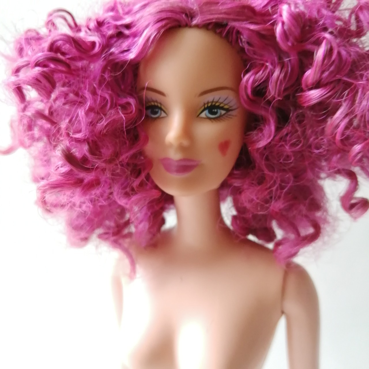 ตุ๊กตาบาร์บี้ผมสีชมพู หยิกฟูทั้งหัว แก้มมีรูปหัวใจสีชมพู Mattel Indonesia 1966 สภาพดี ไม่มีส่วนไหนหลวม ขาคลิ๊ก