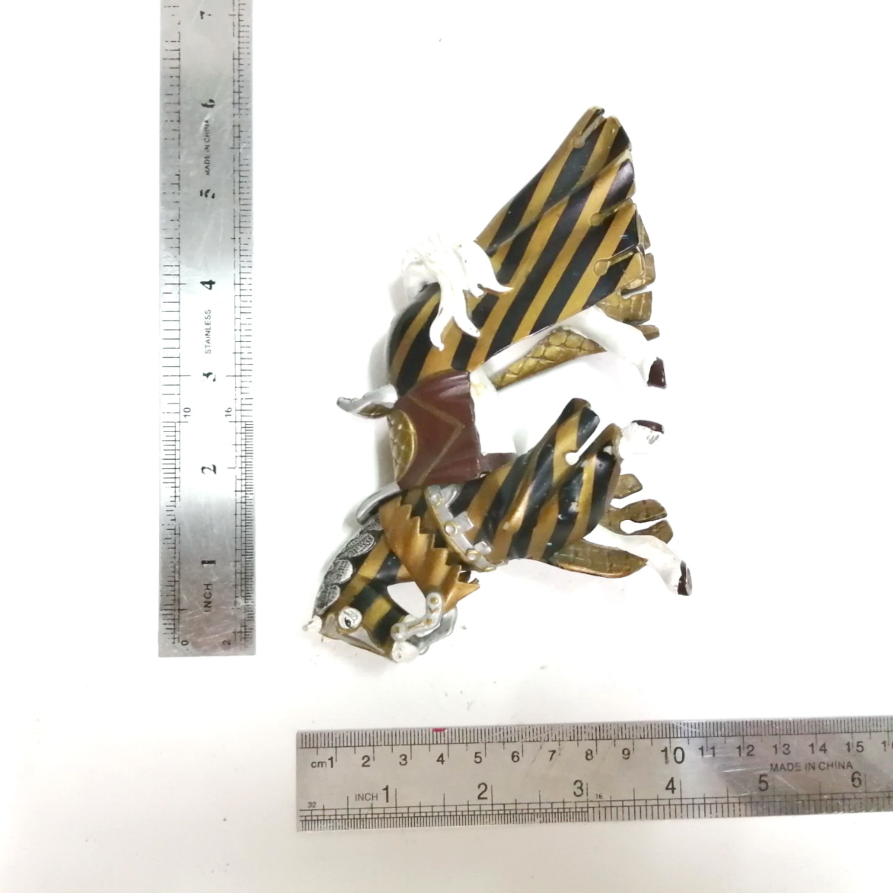 ฟิกเกอร์ยางตัน ม้าในชุดออกรบ ของอัศวิน (เฉพาะม้า) ขนาดตามรูป สภาพดี มีรอยบ้าง