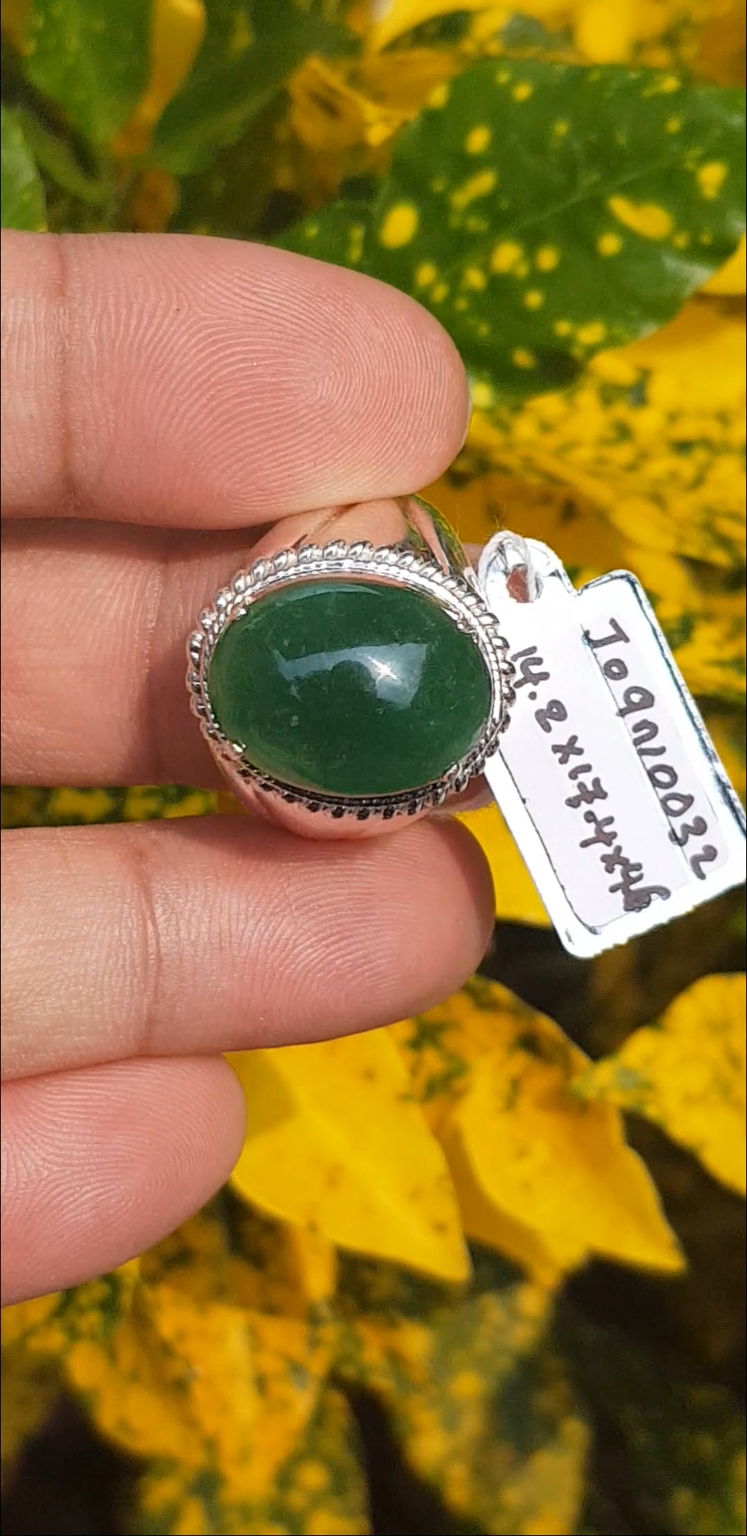 หยก พม่า แท้ Jade แหวนหยก 翡翠戒指 (Jadeite ring) 9.21 กะรัต (Cts.) Size 61 ดิบ ไม่ผ่านการปรับปรุง (Type A) พม่า (Myanmar)