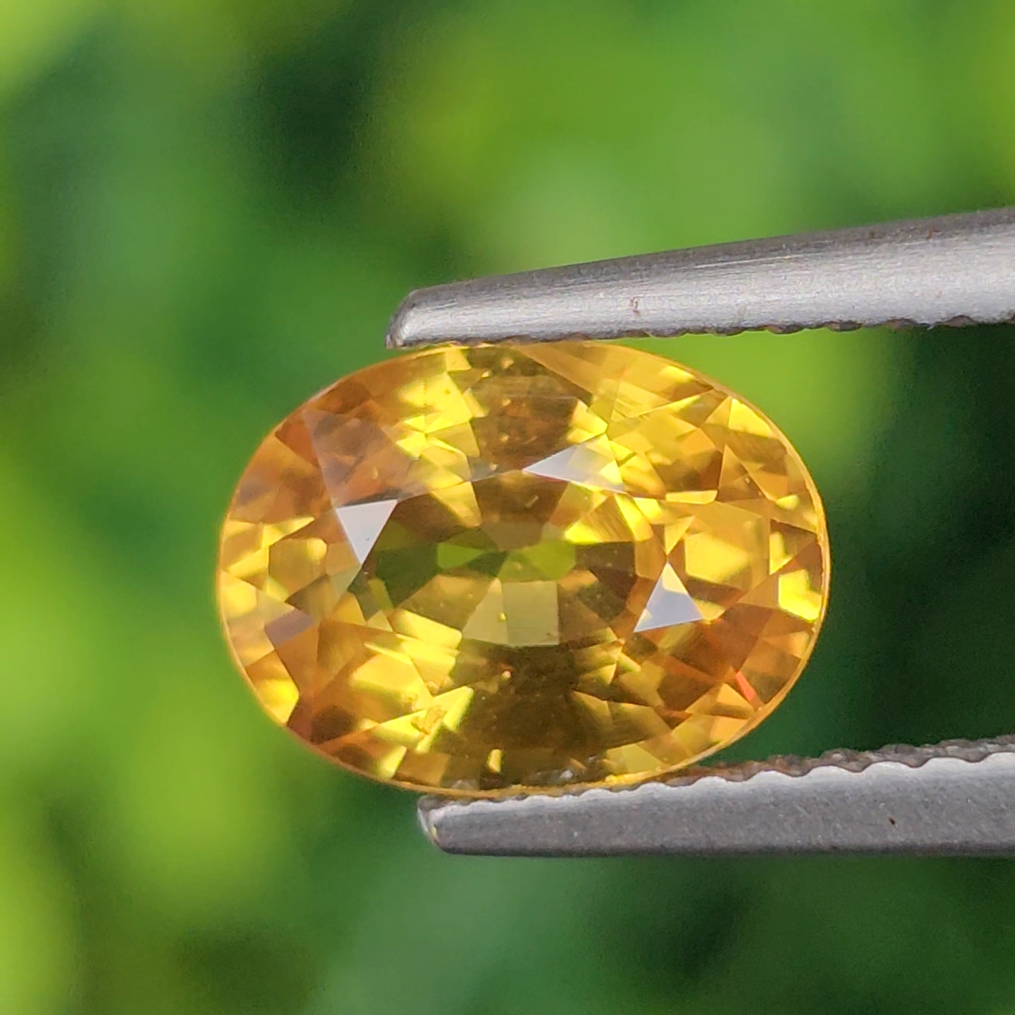 พลอย บุษราคัม yellow sapphire 2.33 กะรัต (Cts.) พลอยแท้ อัญมณีมงคลประจําวันเกิด เครื่องประดับพลอย