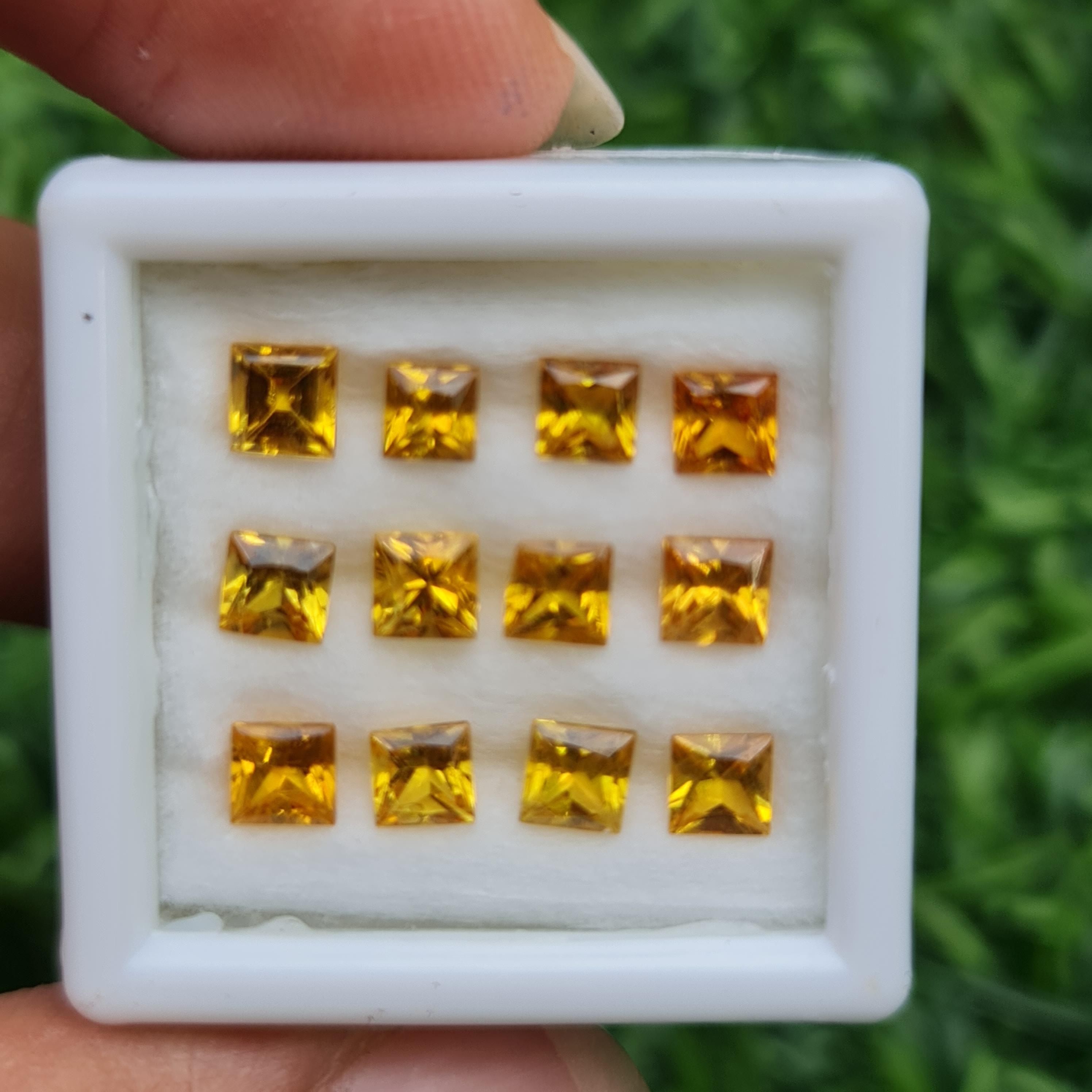 พลอย บุษราคัม yellow sapphire 3.55 กะรัต (Cts.) 12 เม็ด (Pcs.) พลอยแท้ อัญมณีมงคลประจําวันเกิด เครื่องประดับพลอย