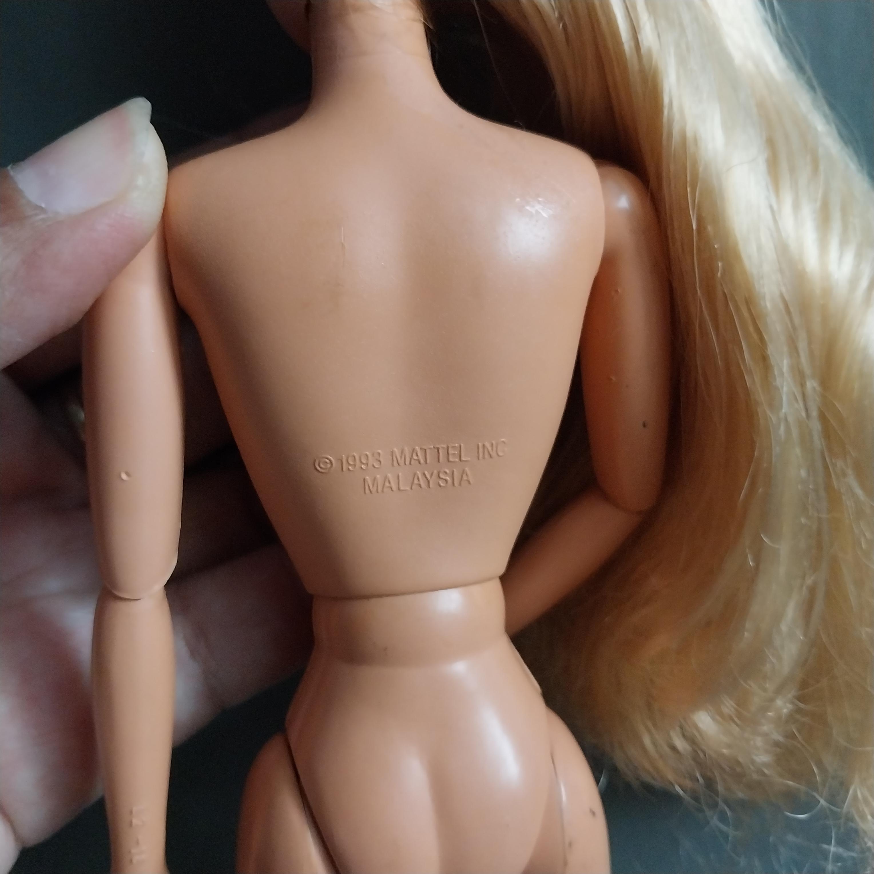 มีหลายภาพ ข้อหลวม มือมีตำหนิ ตุ๊กตาบาร์บี้วินเทจข้อต่อรุ่นเก่า Mattel 1993 แถมชุด