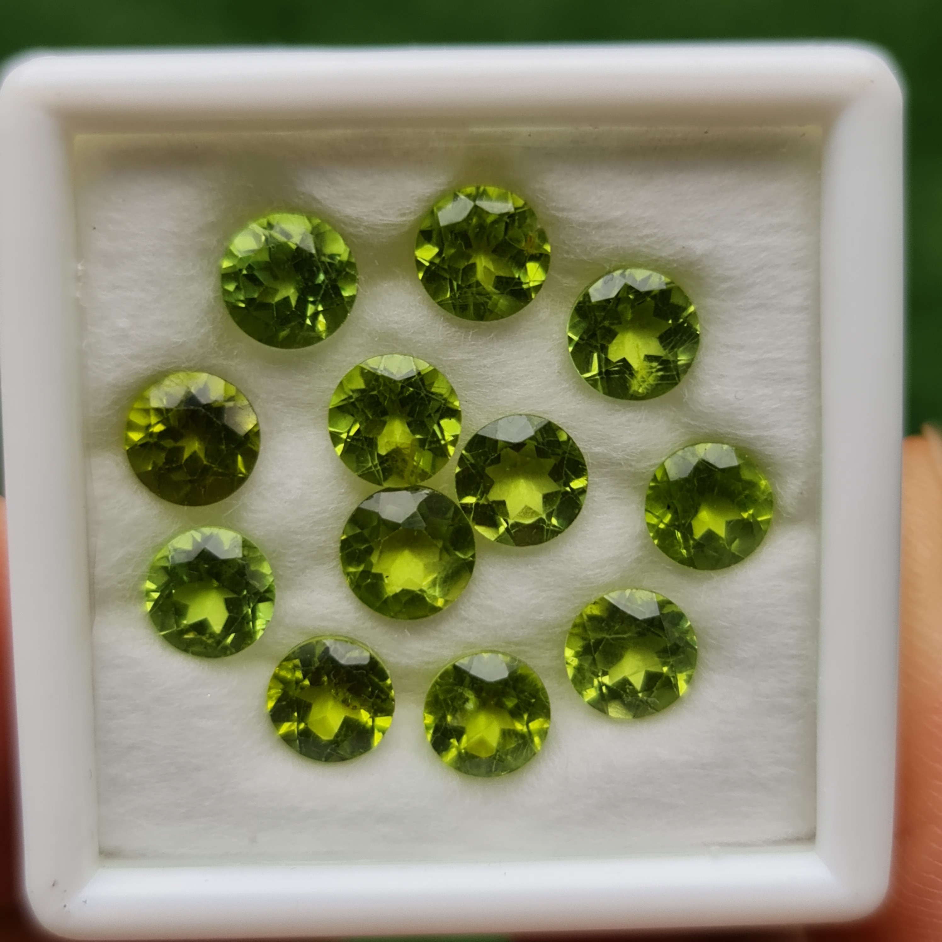 พลอย เพอริดอต Peridot 11.07 กะรัต (Cts.) 12 เม็ด (pcs.) พลอยแท้ อัญมณีมงคลประจําวันเกิด เครื่องประดับพลอย