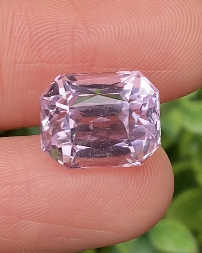 พลอย คุนไซท์ Kunzite 9.05 กะรัต (Cts.) พลอยแท้อัญมณีมงคล ประจําวันเกิด เครื่องประดับพลอย