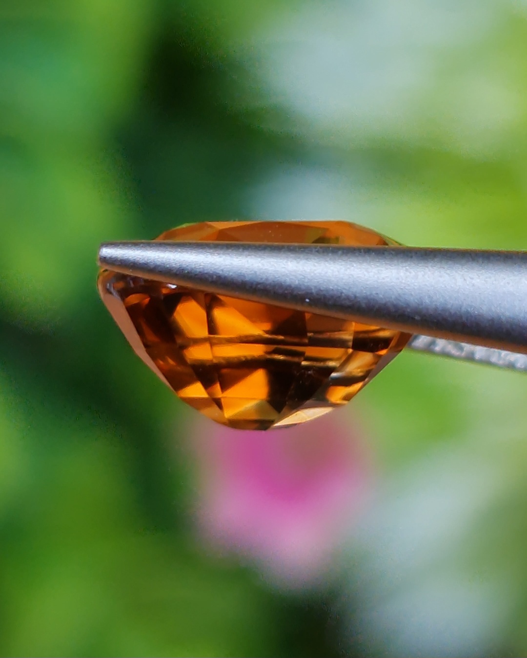 พลอย เพทาย (Zircon) 4.02 กะรัต (Cts.) ดิบ (Unheated) พลอยแท้ อัญมณีมงคลประจําวันเกิด เครื่องประดับพลอย