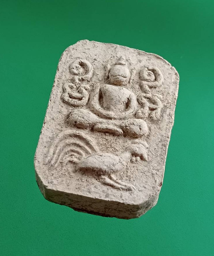 ผ2926 พระเนื้อดิน หลวงพ่อปาน พิมพ์พระพุทธทรงไก่ ไม่ทราบที่ครับ