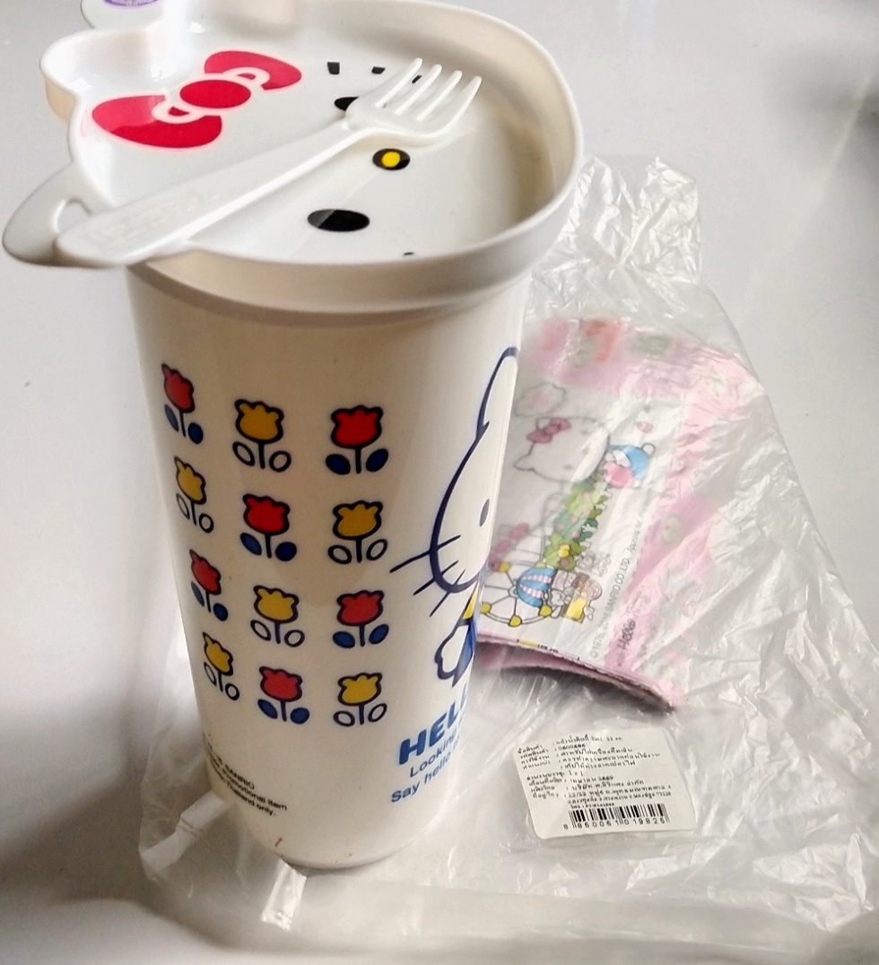 แก้วน้ำคิตตี้สีขาวพร้อมจานรอง ของสะสมจาก7-11 Hello Kitty, Sanrio รูปคิตตี้ตัวใหญ่ที่ด้านหน้า และด้านหลังเป็นลายดอกไม้ **ถุงชำรุด