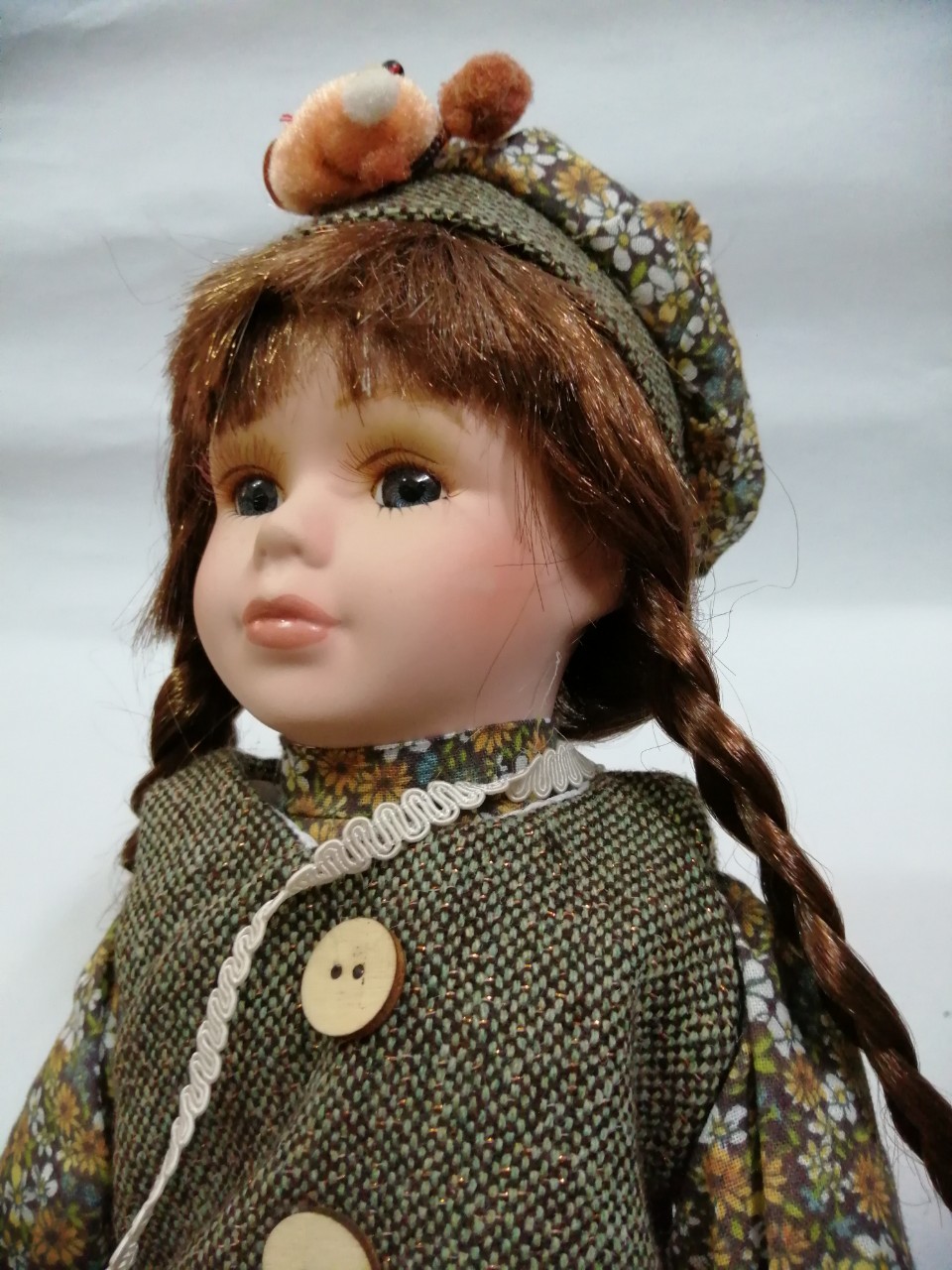 ของสะสม ตุ๊กตาพอร์ซเลน Porcelain doll ตุ๊กตาเด็กหญิงผมเปีย แต่งกายแนววินเทจน่ารัก ใส่หมวกลายเดียวกับชุด **ตุ๊กตาติดหมวก ตาหลุด 1 ข้าง ตามภาพที่2 ***สภาพเก่าเก็บสะสม ขนาด สูง 42 ซม.