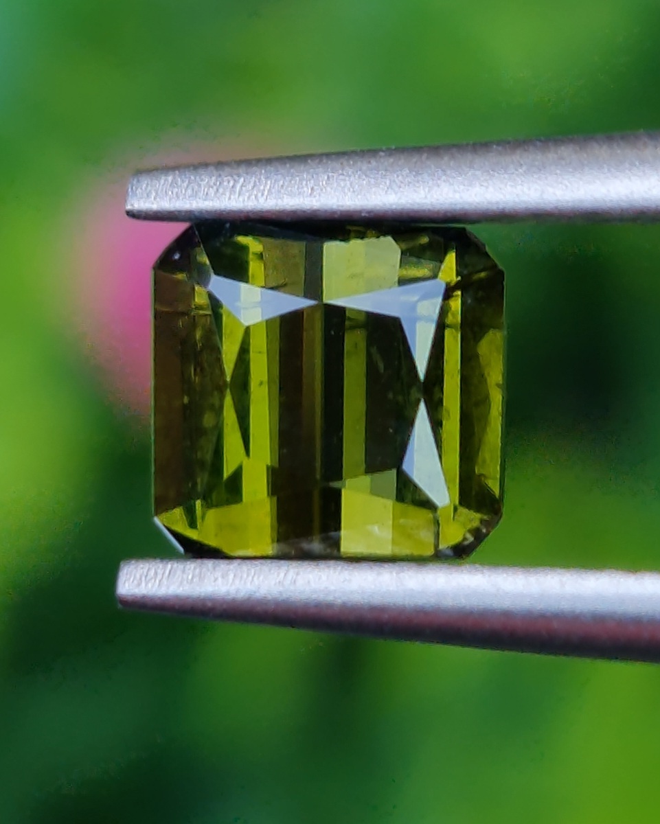 พลอย กรีน ทัวร์มารีน (Green Tourmaline) 0.96 กะรัต (Cts.) อัญมณีมงคลประจําวันเกิด เครื่องประดับพลอย