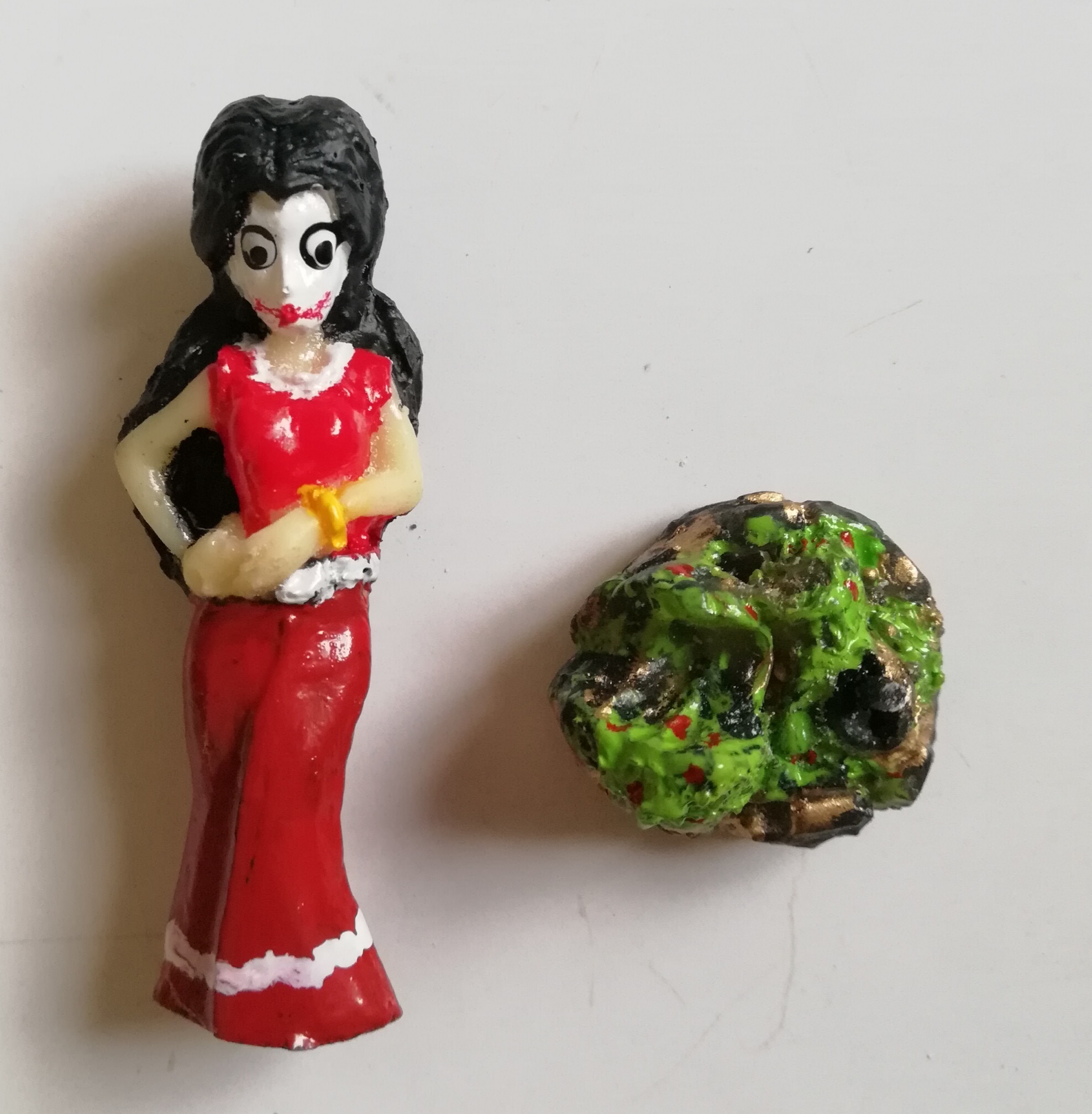 โมเดลผีนางรำพึงหน้าขาวในชุดคริสมาสต์#2 งานแฮนเมด วัสดุ: เรซิ่น, เพ้นท์มือ Thailand handmade toy, ghost model, christmas uniform, white creepy face#2