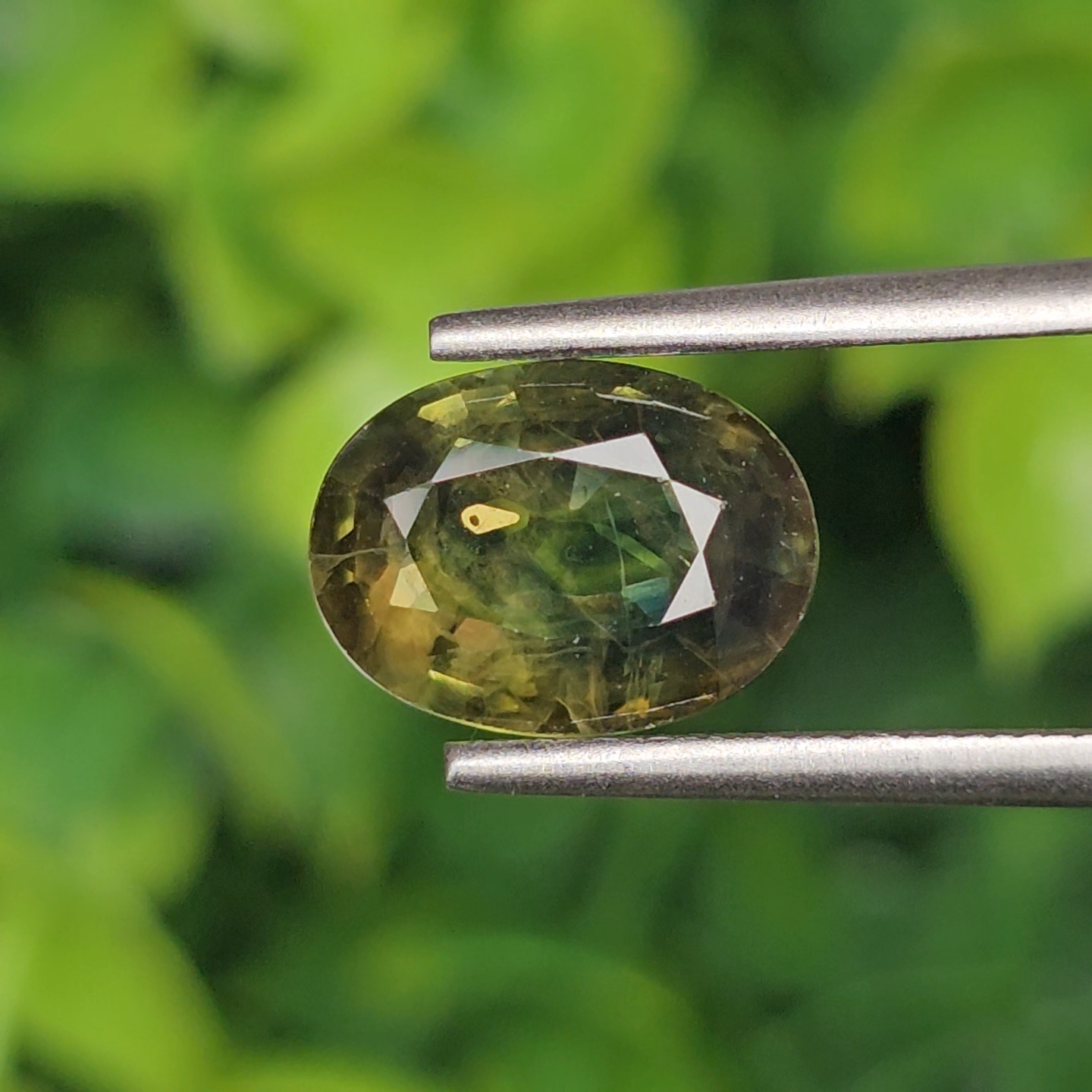 พลอย เขียวส่อง Green Sapphire 2.87 กะรัต (Cts.) พลอยแท้ อัญมณีมงคลประจําวันเกิด เครื่องประดับพลอย