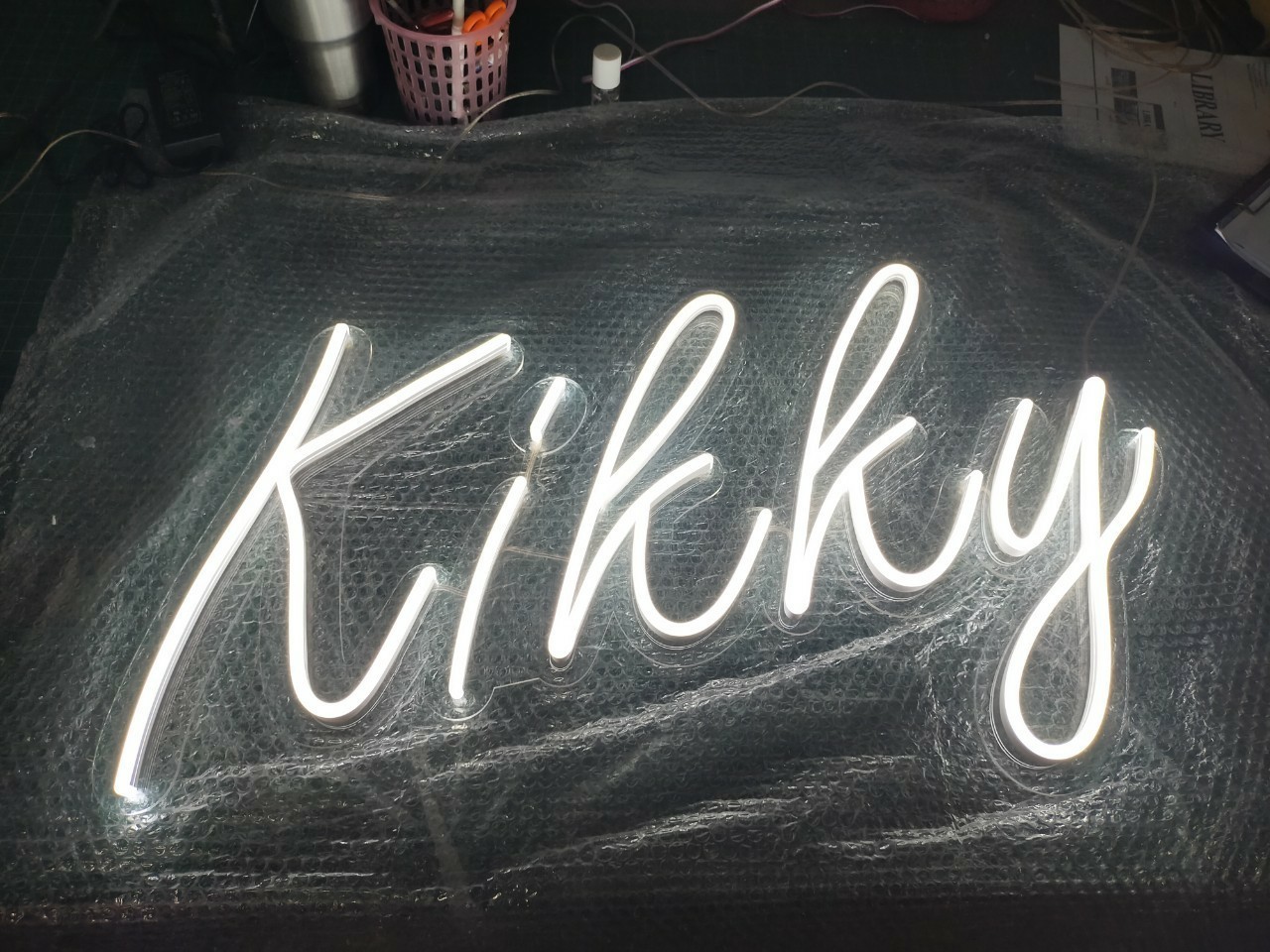 ไฟนีออน เฟค