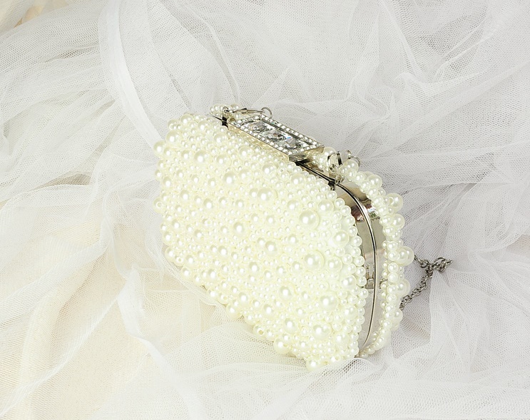 Evening Clutch กระเป๋าออกงาน แต่งมุกทั้งใบ คาดเพชรสวยหรู มาพร้อมกับสายโซ่สะพาย