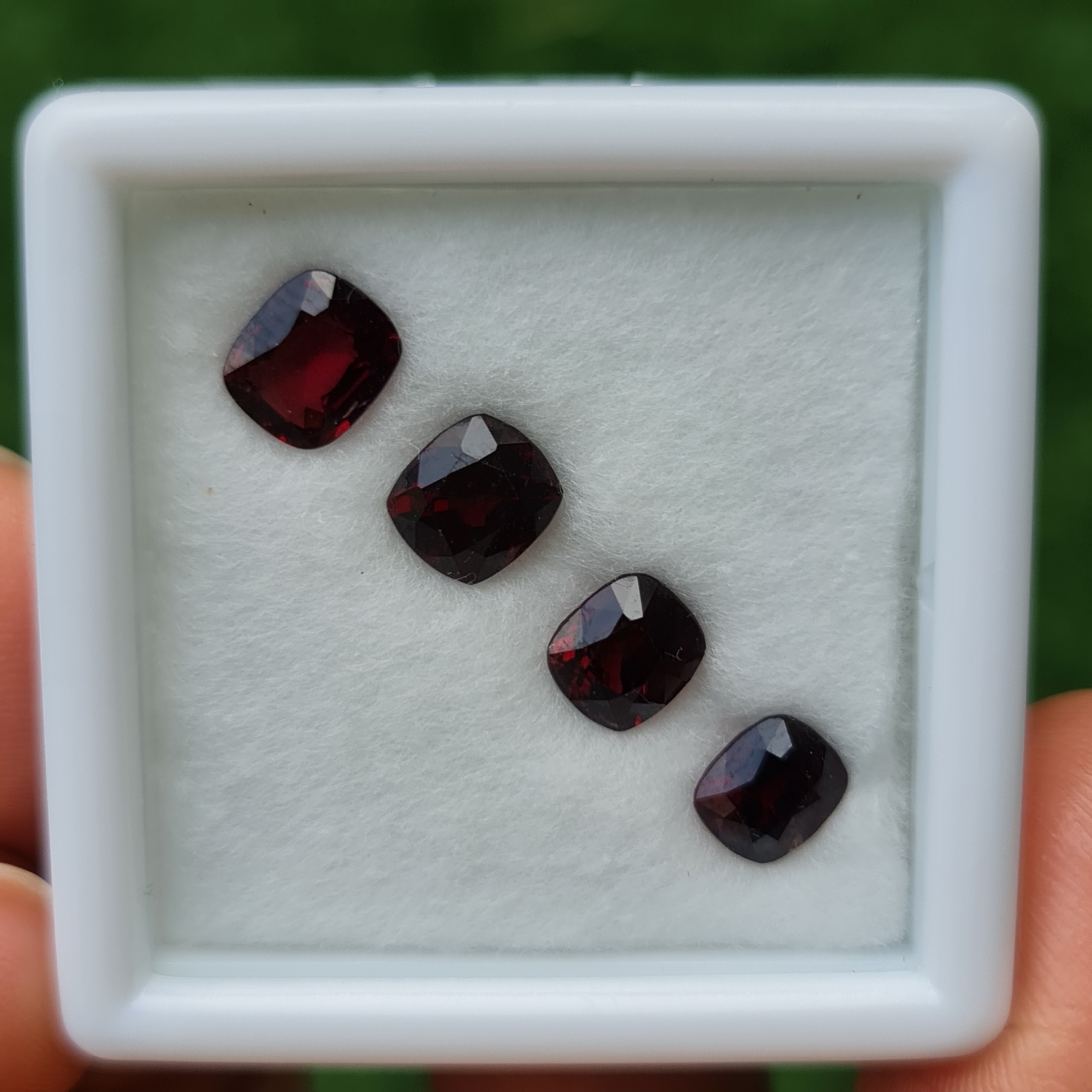 พลอย สปิเนล (Spinel) 4.51 กะรัต (Cts.) 4 เม็ด พลอยแท้ อัญมณีมงคลประจําวันเกิด เครื่องประดับพลอย
