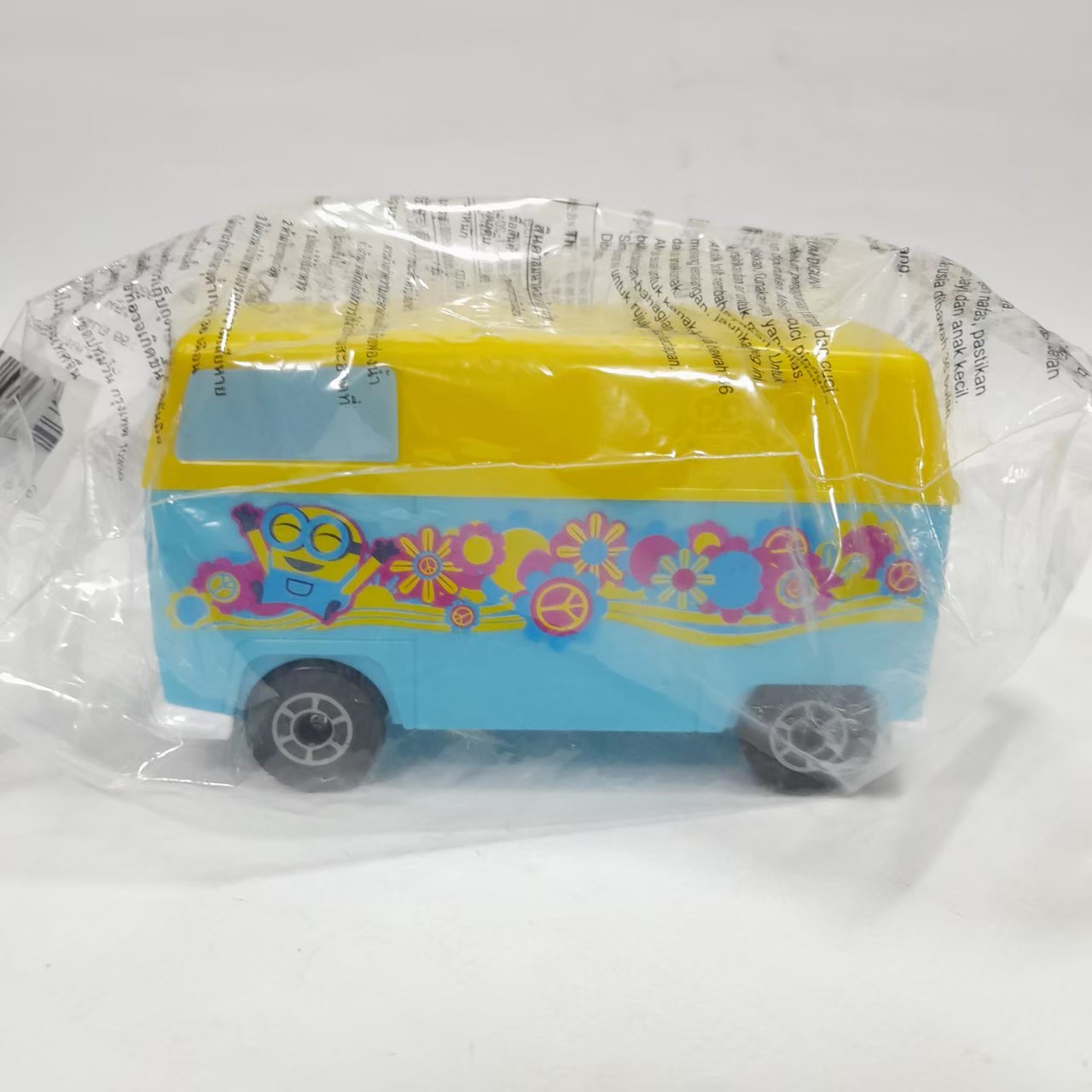 พรีเมี่ยมแถมจากผลิตภัณฑ์ เนสเล่ย์ รถตู้ลายมินเนี่ยน ขนาดตามรูป ยังไม่แกะแพค สภาพเดิมๆj