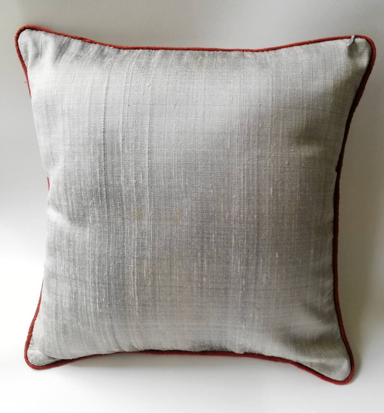 ปลอกหมอนอิงผ้าไหมไทยเท้2เส้น 16"*16" ของใหม่มีรอยเปื้อนเล็กน้อยตามภาพสุดท้าย เนื้อผ้าแบบมีเท็กเจอร์ เนื้อนุ่ม เย็น สีเทา แต่งกุ๊นขอบ2ชั้นด้วยสีแดงและสีน้ำเงิน ติดซิปซ่อน