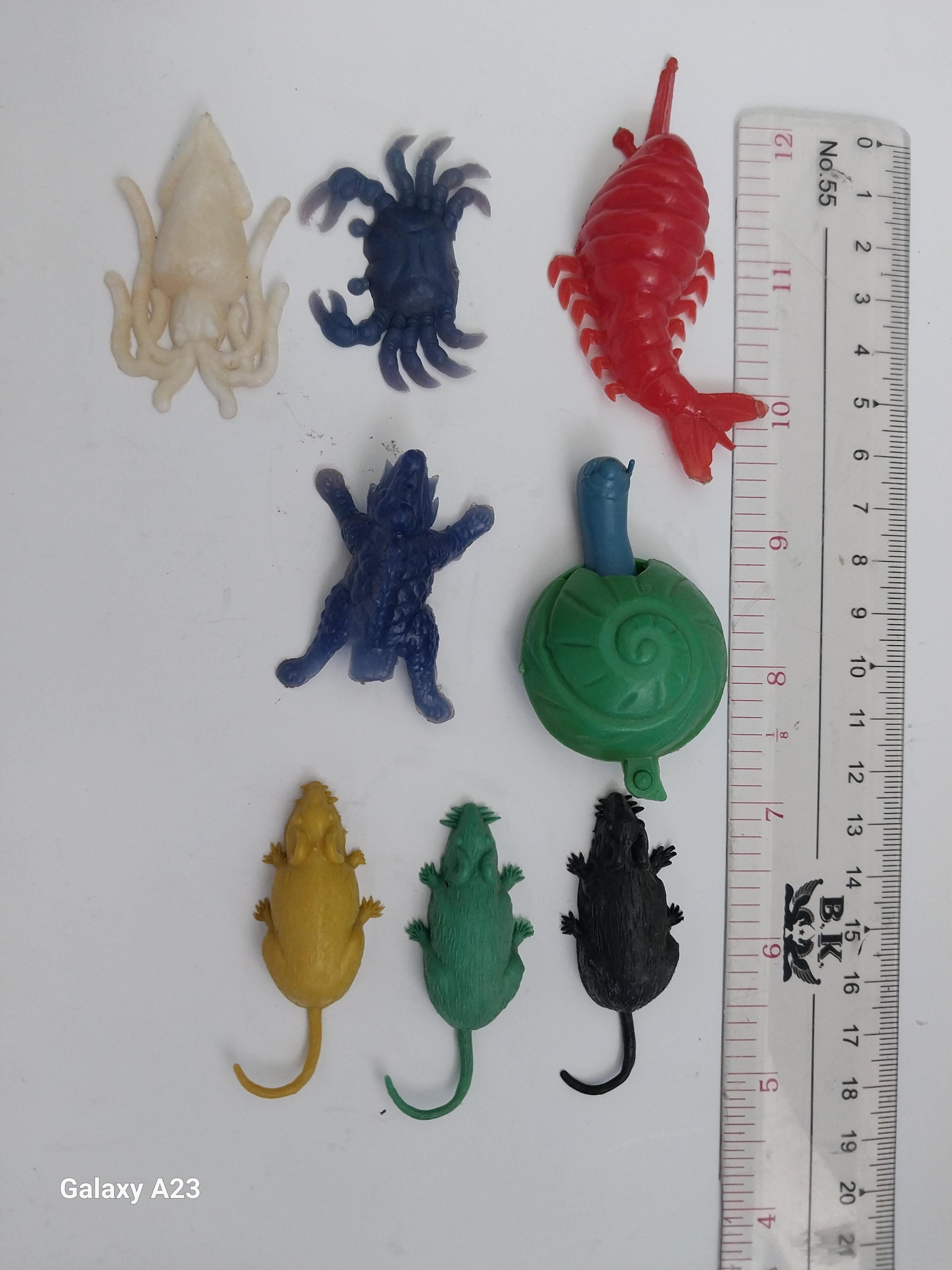 มีหลายภาพ ของสะสมเรโทร ของเล่นพลาสติกเก่า กุ้งหนวดหาย1ข้าง หนู3ตัว ปู หมุก ปูเสฉวนและจระเข้