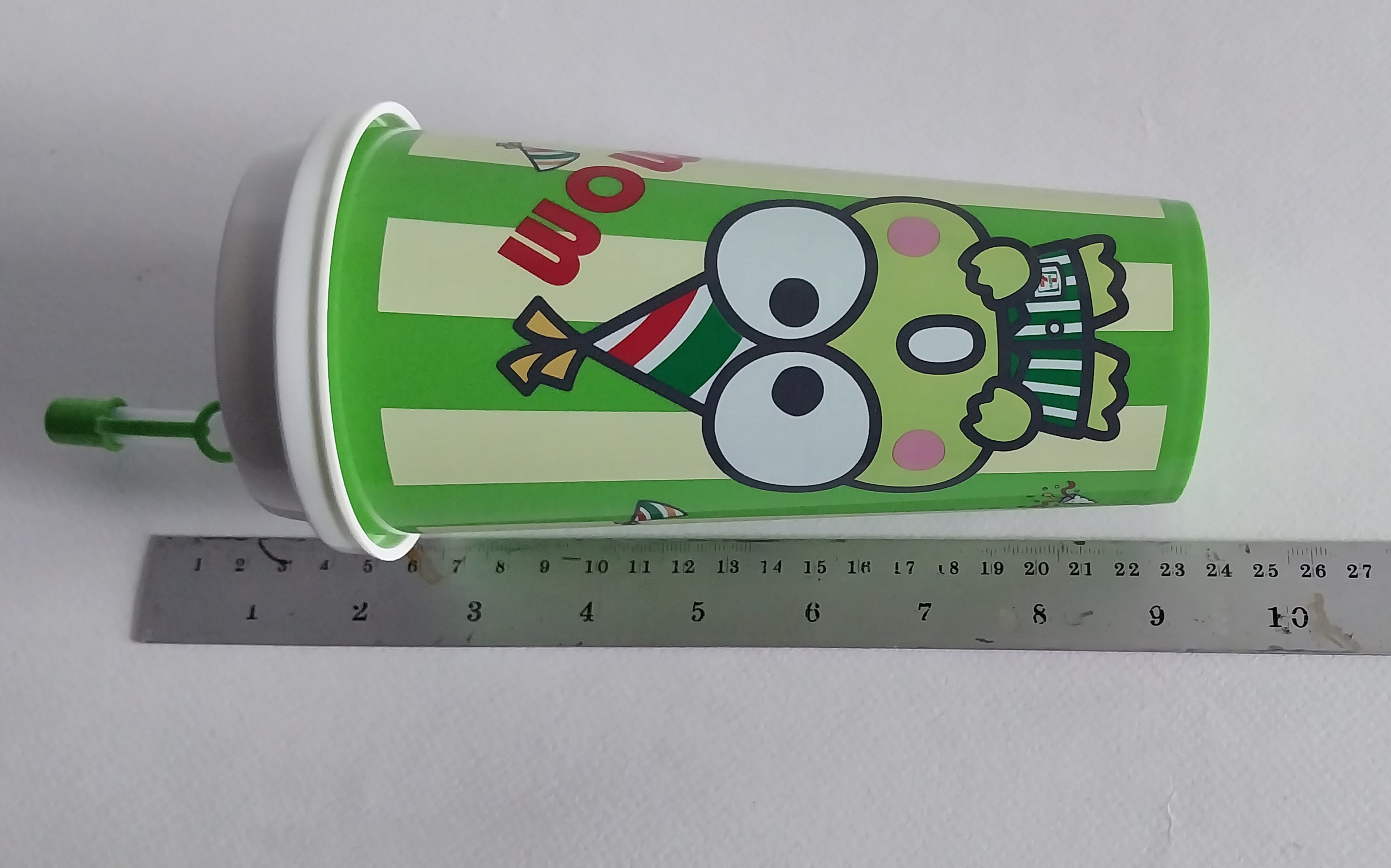 แก้วน้ำอัดลม ขนาดประมาณ 18 ออนซ์ ของสะสมจาก 7-11 Sanrio Collection สี เขียวลายทาง ลายกบเคโระ Kero