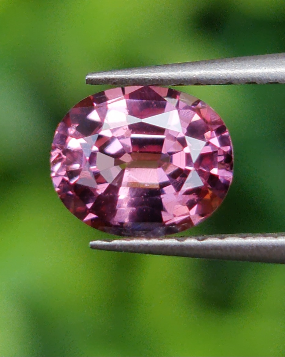 พลอย สปิเนล Spinel 0.84 กะรัต (Cts.) ดิบ Unheated พลอยแท้ อัญมณีมงคลประจําวันเกิด เครื่องประดับพลอย