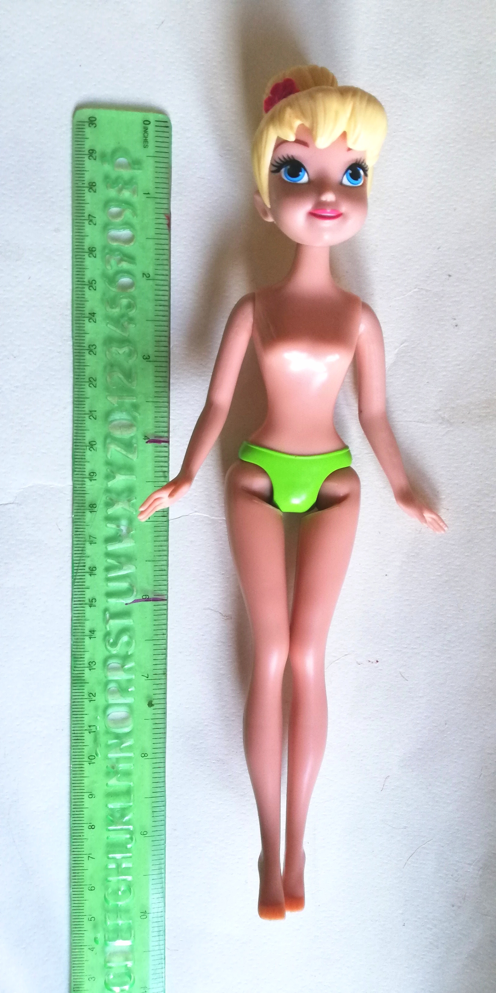 มีหลายภาพค่ะ, ตุ๊กตา ทิงเกอร์เบลล์ จากดิสนีย์*** ปีกไม่ได้มากับตัว, ไม่ได้มีรองเท้า มีของตามภาพ ขาแน่นมาก ***งอแทบไม่ได้ พร้อมชุด เป็นยางสีเขียวถอดออกได้ตามภาพ, ขาแข็ง พับงอไม่ได้