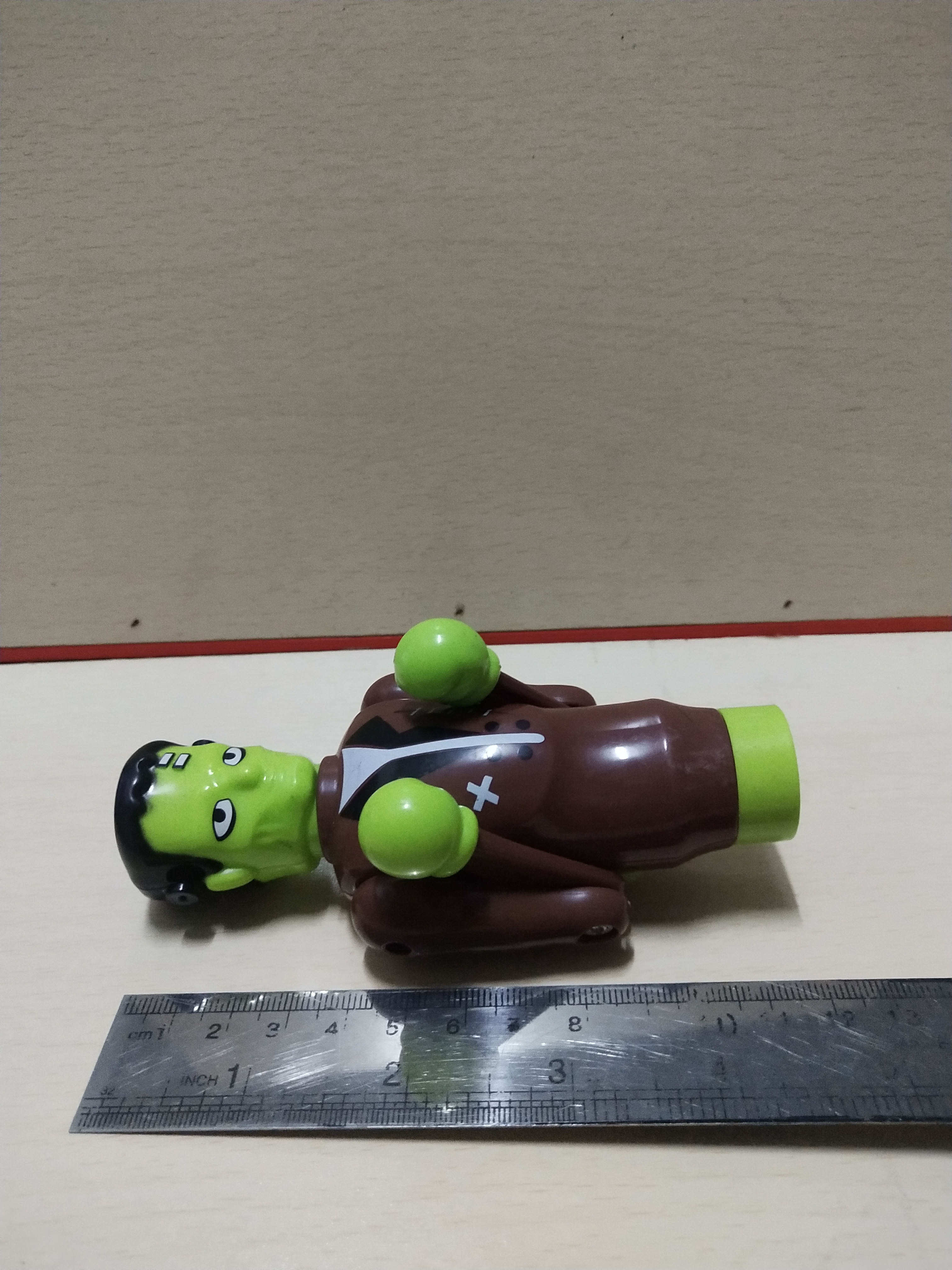 มีหลายภาพ ตุ๊กตาพลาสติก รูป Frankenstein ต่อยมวย กดที่ปุ่มด้านหลัง ด้านล่างมีรูไว้หลอดขนม ของมีตามภาพ