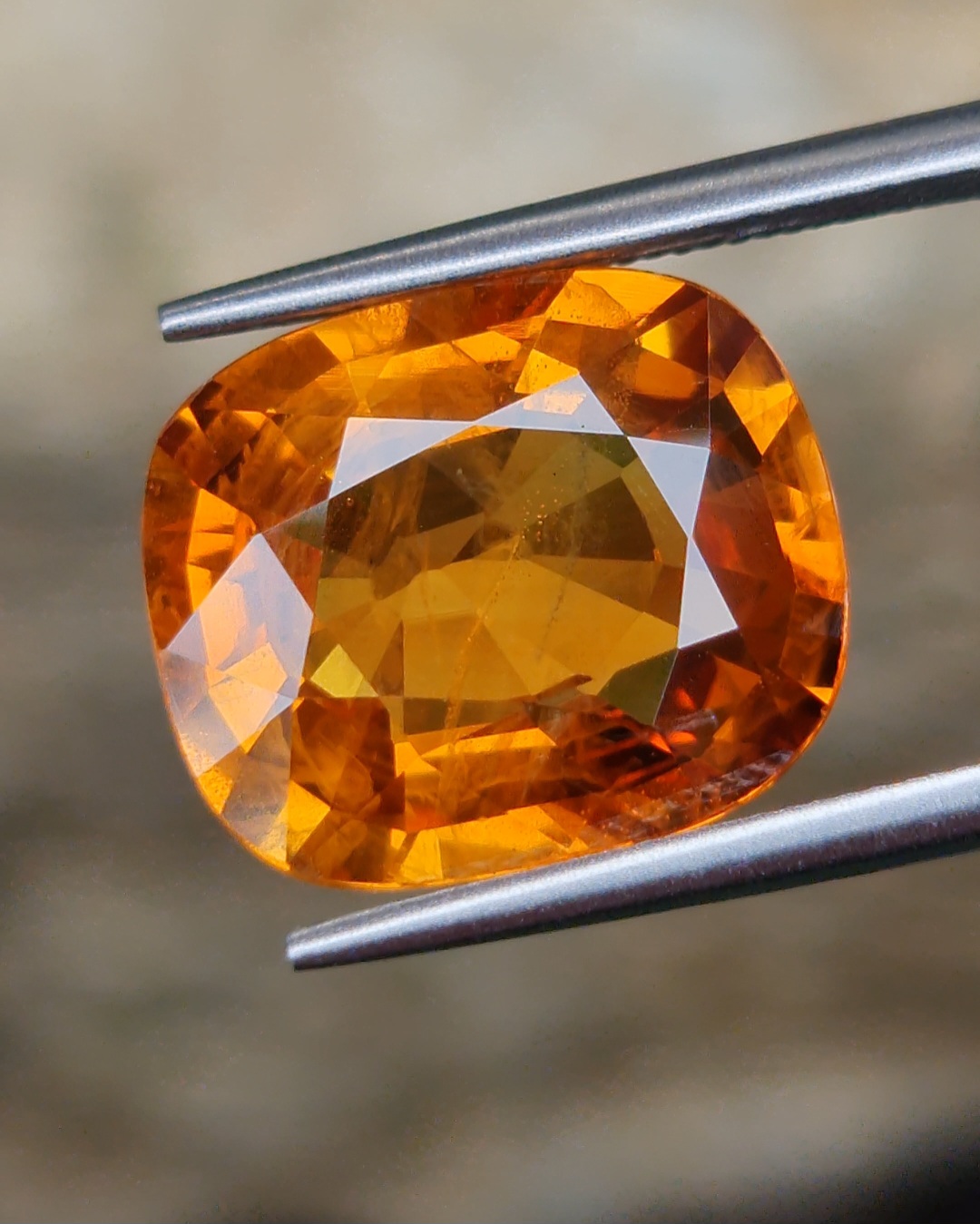 พลอย บุษราคัม Yellow Sapphire 9.18 กะรัต (Cts.) พร้อมใบเซอร์ พลอยแท้ อัญมณีมงคลประจําวันเกิด เครื่องประดับพลอย